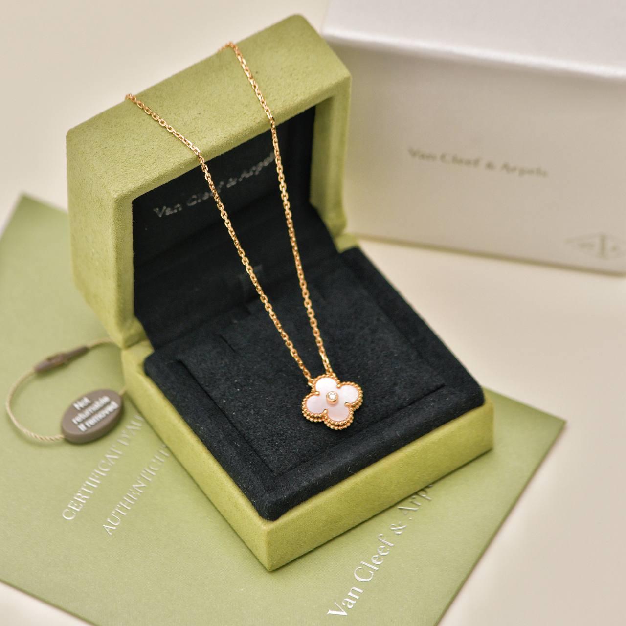 Van Cleef & Arpels 2025 Ciondolo Holiday Rosa Madreperla Oro Rosa 18 carati In condizioni Nuovo in vendita a Banbury, GB