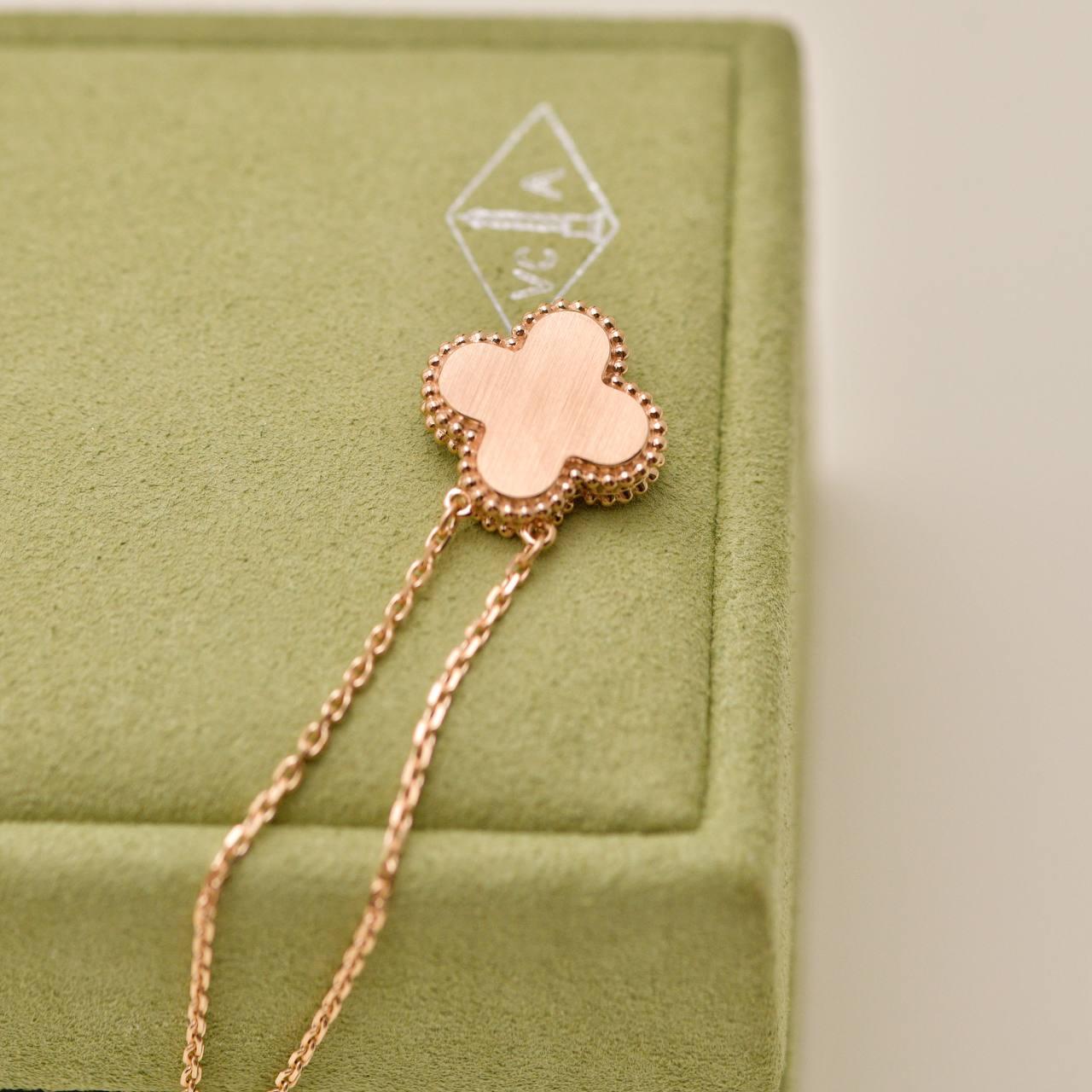 da uomo o donna Van Cleef & Arpels 2025 Ciondolo Holiday Rosa Madreperla Oro Rosa 18 carati in vendita