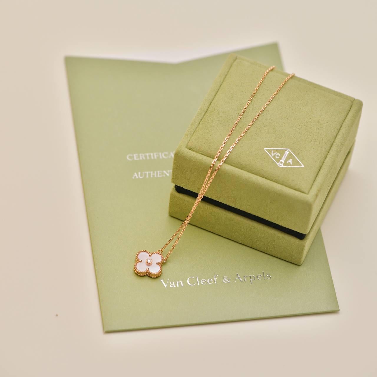 Van Cleef & Arpels 2025 Ciondolo Holiday Rosa Madreperla Oro Rosa 18 carati in vendita 1