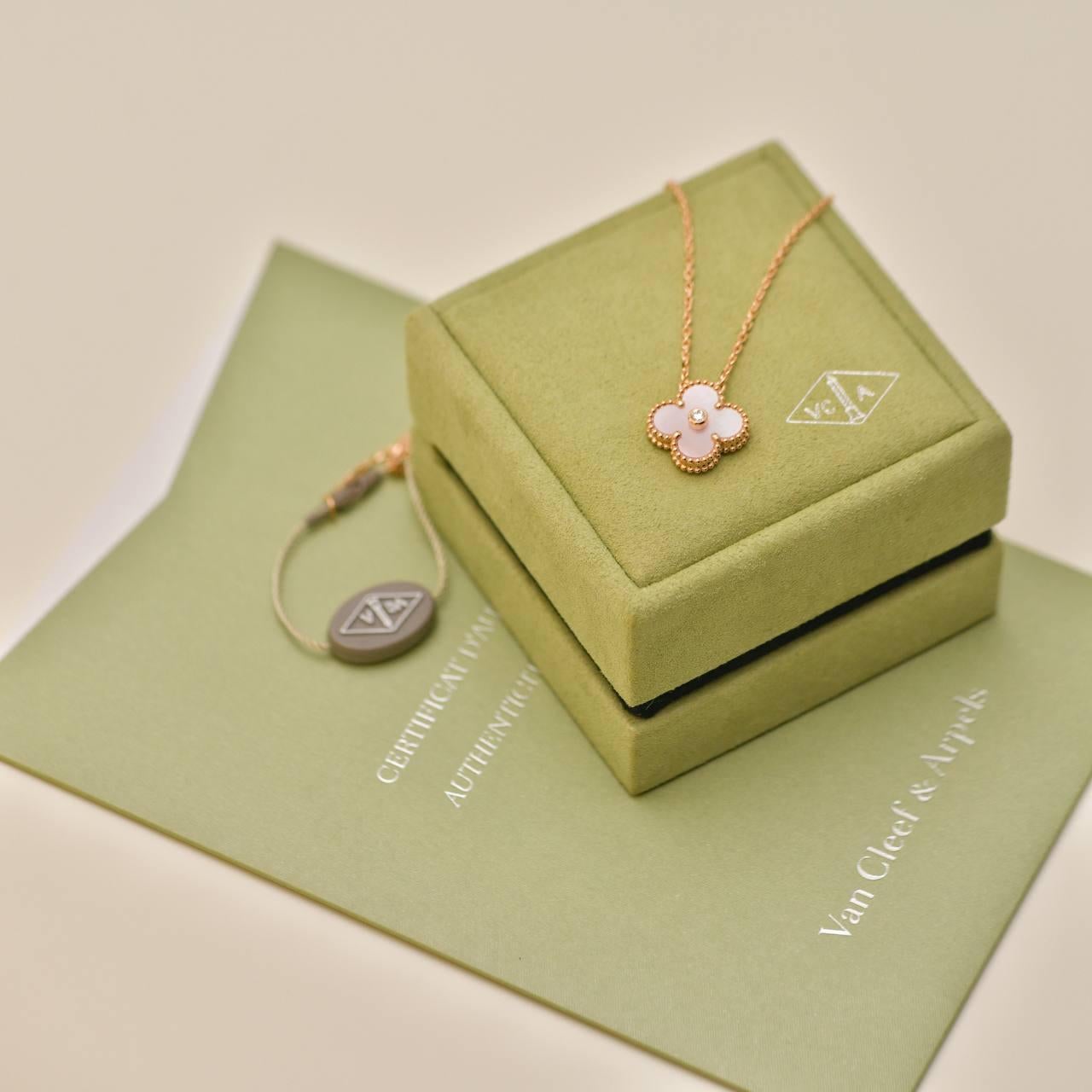 Van Cleef & Arpels 2025 Ciondolo Holiday Rosa Madreperla Oro Rosa 18 carati in vendita 2