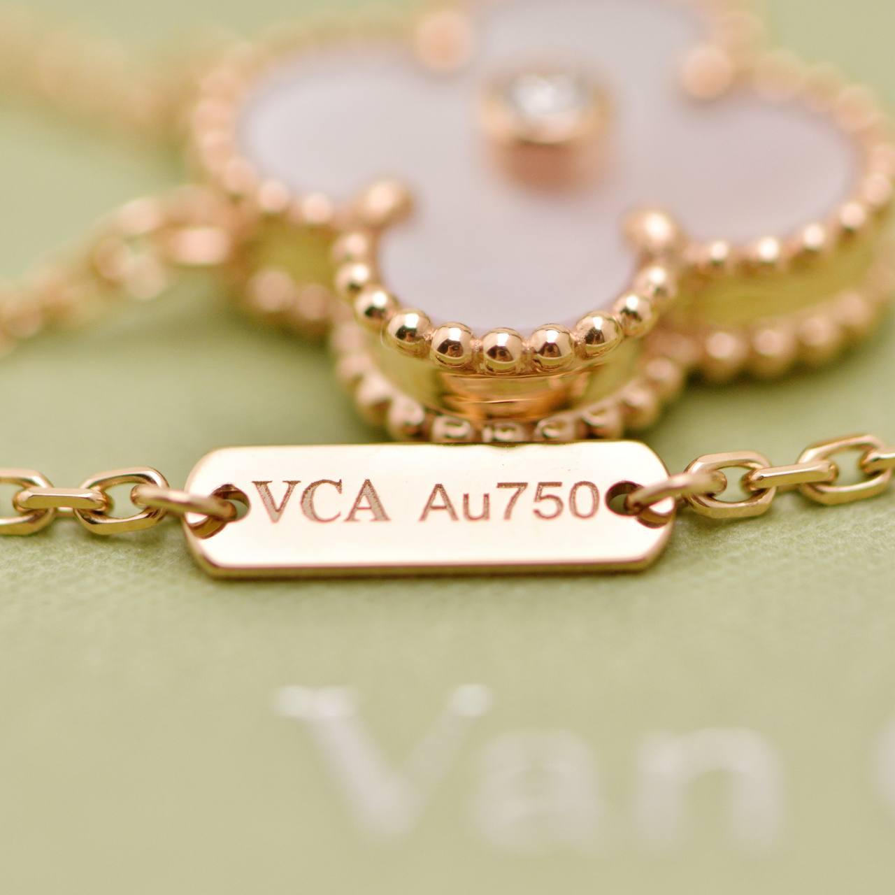 Van Cleef & Arpels 2025 Ciondolo Holiday Rosa Madreperla Oro Rosa 18 carati in vendita 3