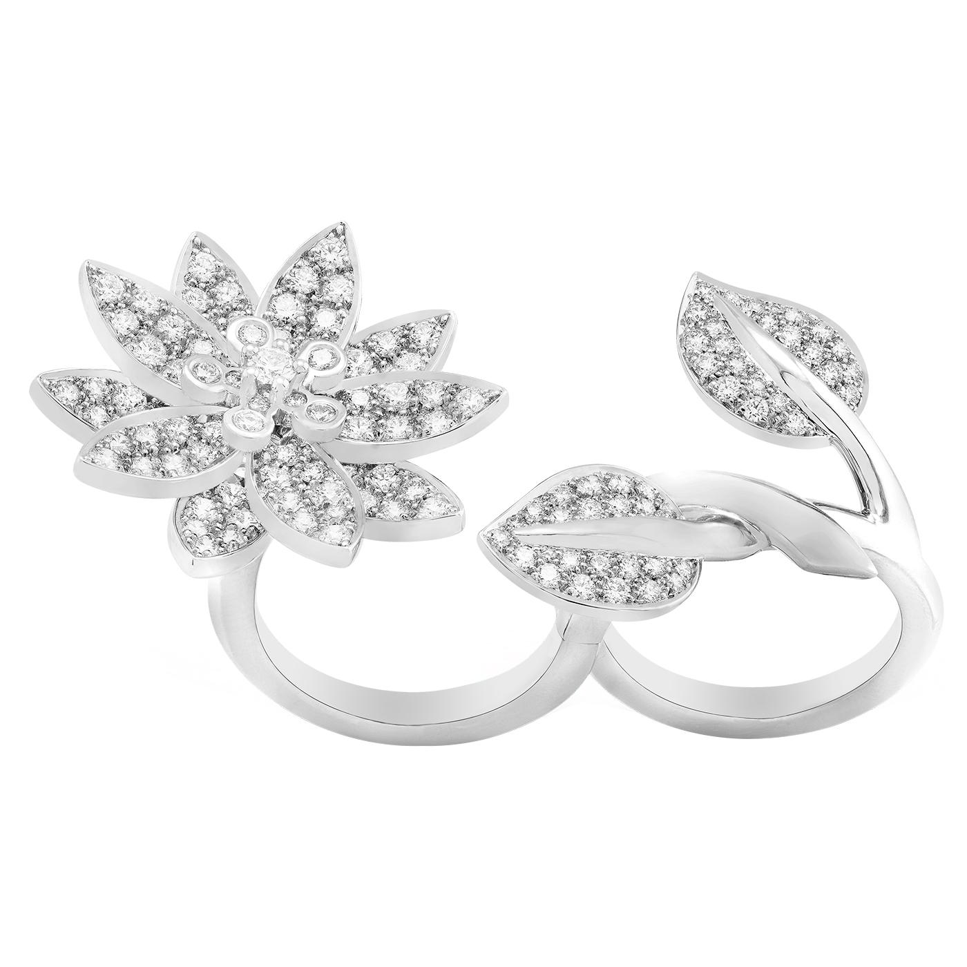 Anello Lotus Between the Finger, oro bianco rodiato 18 carati, diamanti rotondi; qualità del diamante DEF, IF to VVS.

Dettagli:
Marchio: Van Cleef & Arpels
Tipo: Anello Lotus tra le dita
Tipo di pietra: Diamanti taglio rotondo
Peso in carati: 2,13