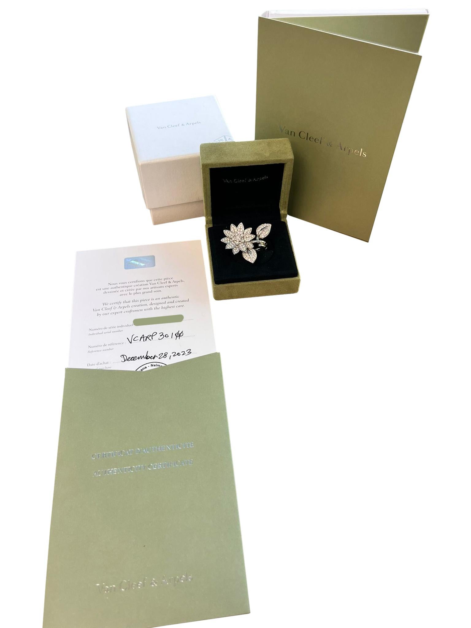 Donna Anello Van Cleef & Arpels 2,13ct Lotus Between the Finger in oro bianco 18K in vendita