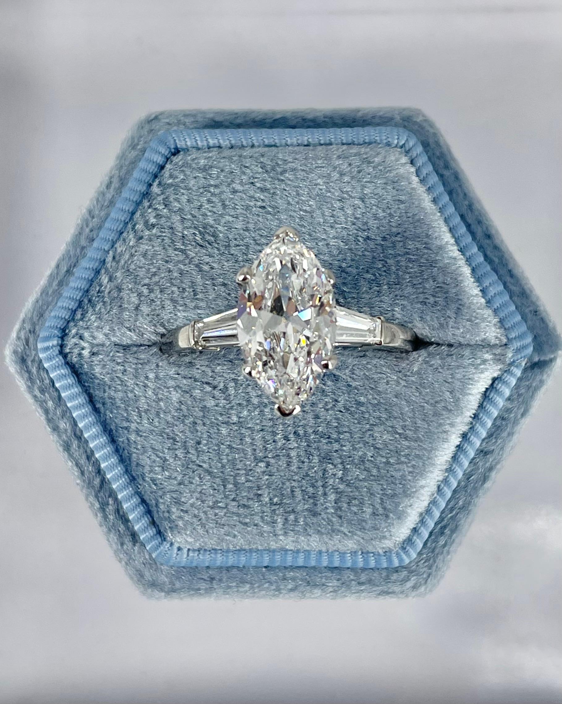 Van Cleef & Arpels 2,81 ct GIA EVS2 Marquise Diamantring mit spitz zulaufenden Baguetten im Zustand „Neu“ im Angebot in New York, NY