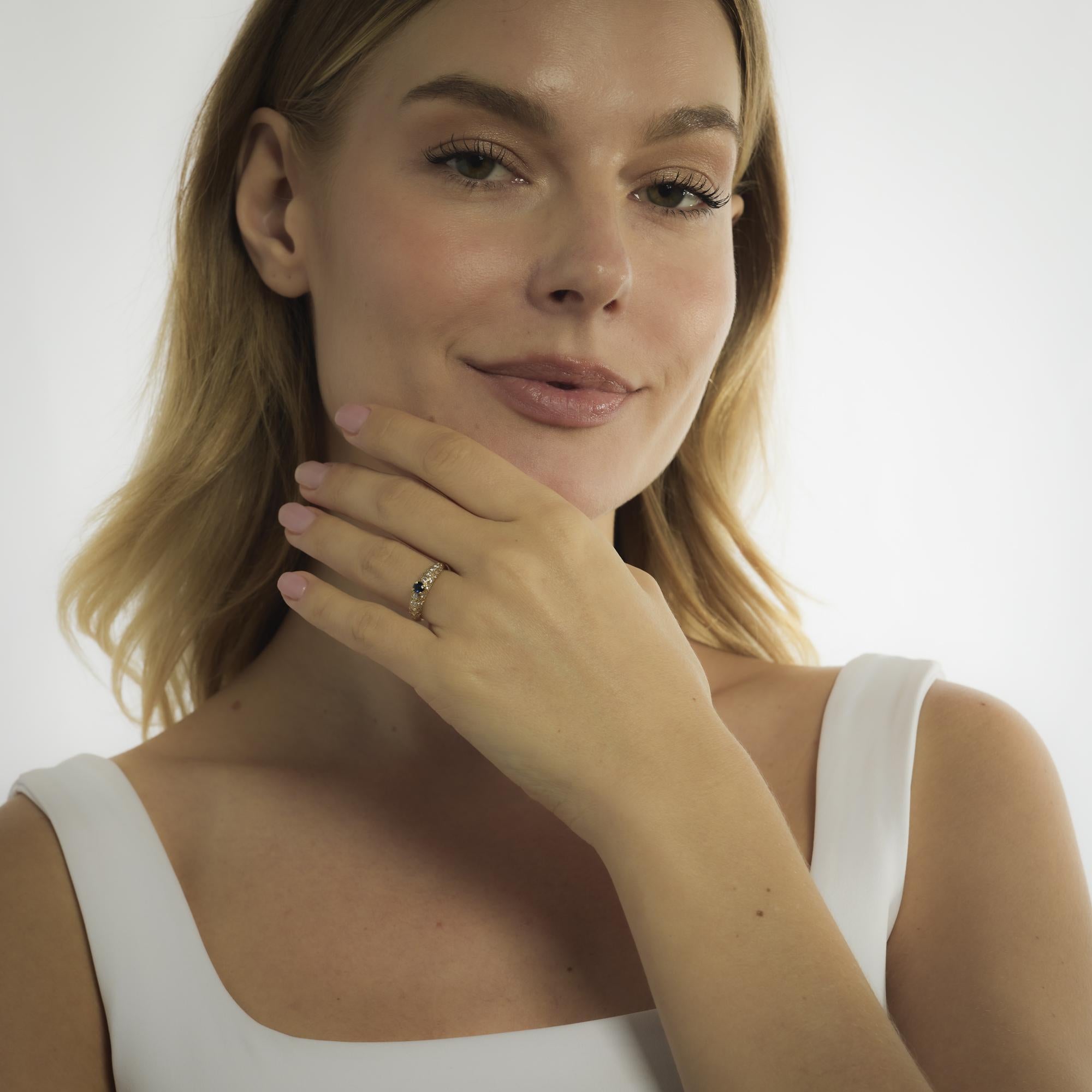 Cette bague Van Cleef & Arpels des années 1990 présente un saphir bleu de taille ronde et brillante de 0,39 carat, encadré par trente diamants de taille ronde et brillante totalisant environ 0,80 carat de couleur D-E et de pureté VS exceptionnelles.