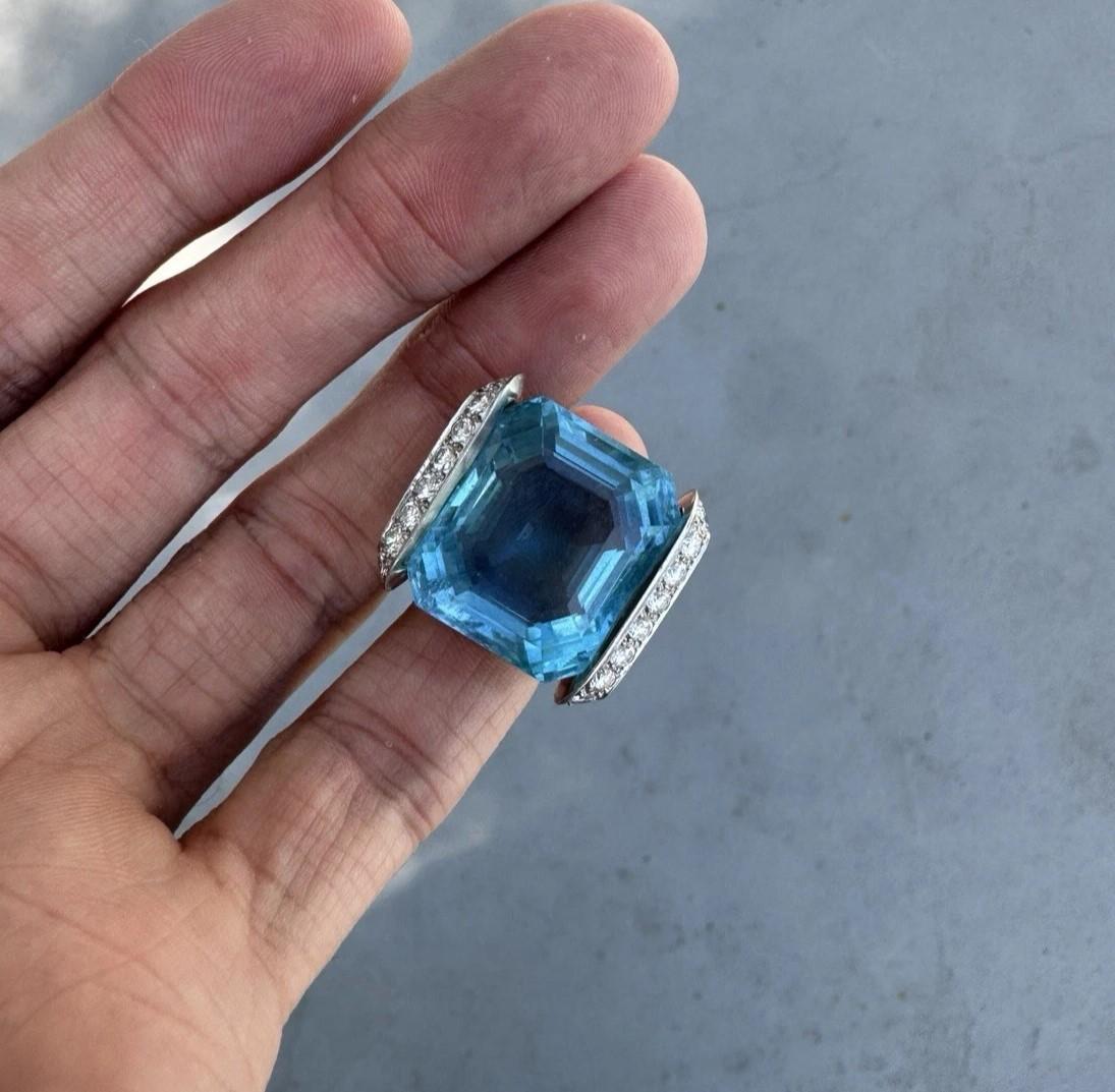 L'anello Van Cleef & Arpels con acquamarina blu e diamanti da 40,50 carati è uno splendido pezzo di alta gioielleria degli anni Ottanta. Questo elegante anello ha come pietra principale un'acquamarina blu naturale, circondata da diamanti