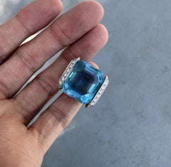 Van Cleef & Arpels 40.50 Carat Beautiful Blue Aquamarine & Diamond Gold Ring