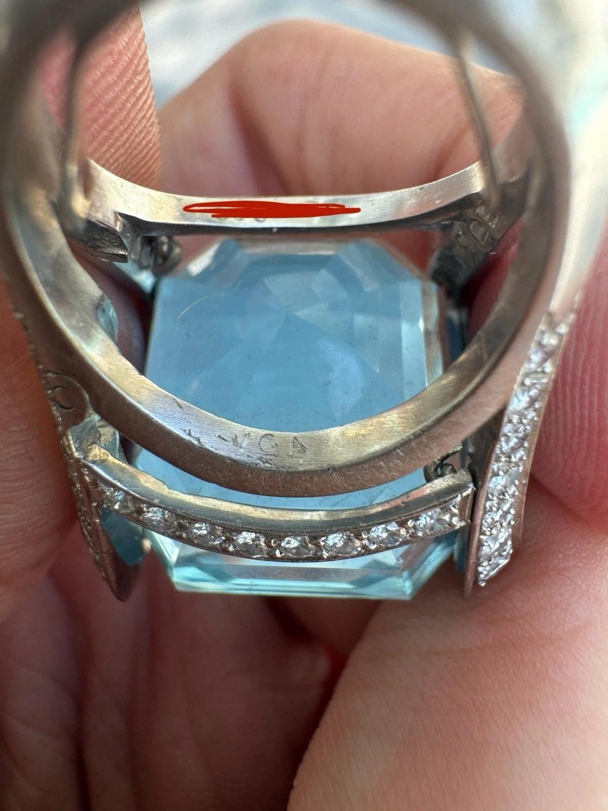 Taglio cuscino Van Cleef & Arpels Anello in oro con acquamarina blu e diamanti da 40,50 carati in vendita