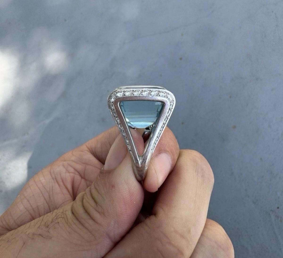 Donna Van Cleef & Arpels Anello in oro con acquamarina blu e diamanti da 40,50 carati in vendita