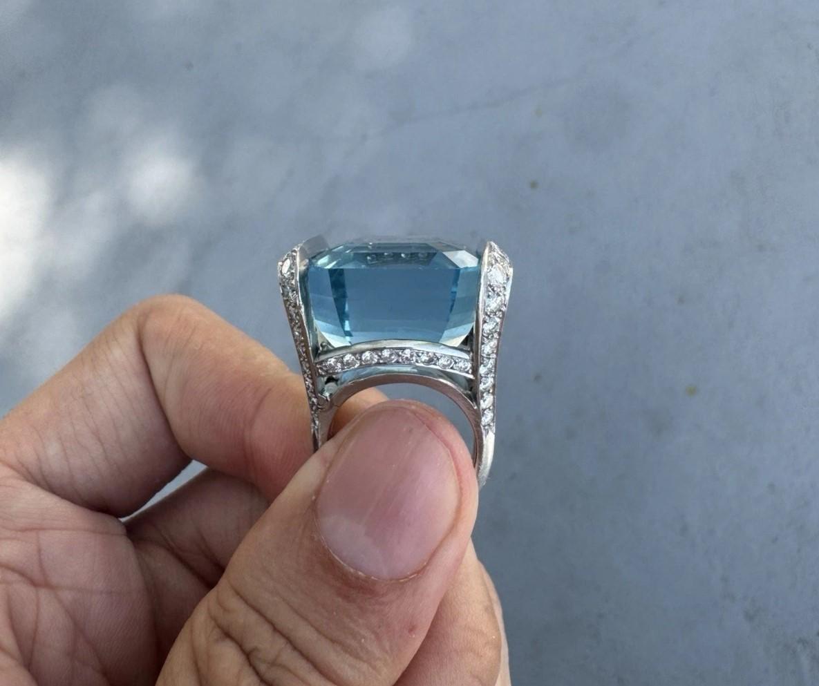 Van Cleef & Arpels Anello in oro con acquamarina blu e diamanti da 40,50 carati in vendita 3