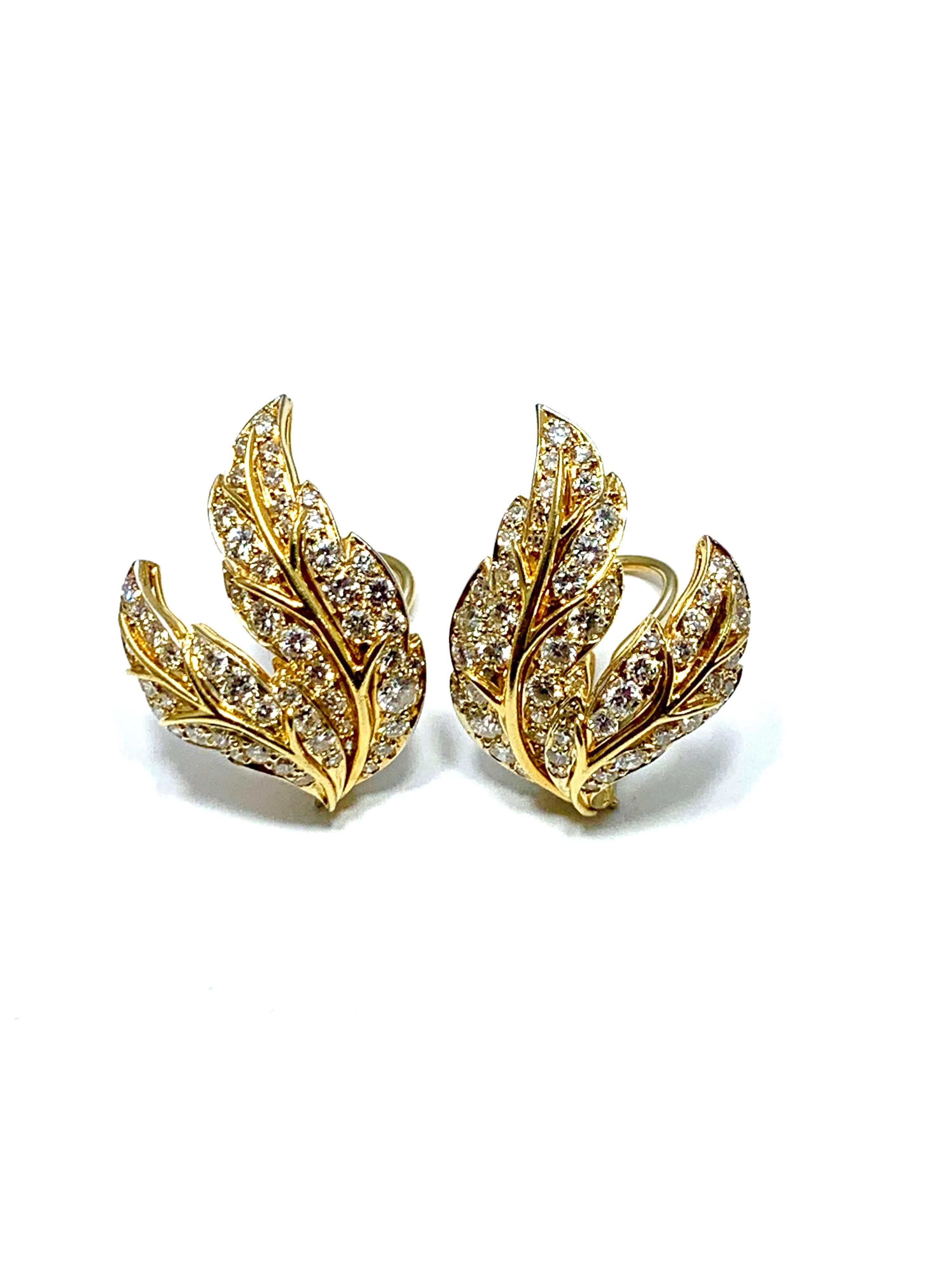 Retro Van Cleef & Arpels 4.28 Carat Round Brilliant Diamond Leaf Gold Clip Earrings