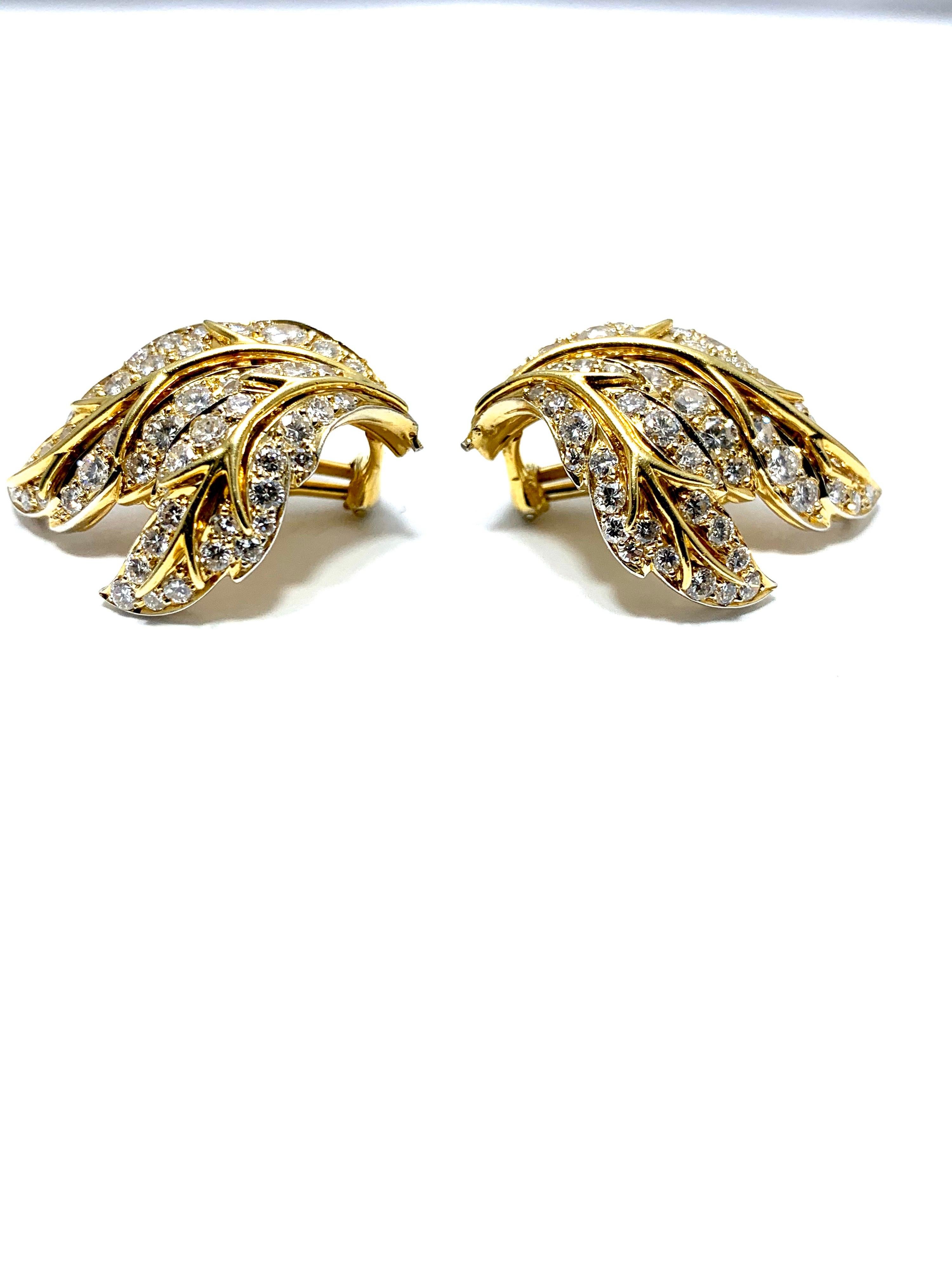 Van Cleef & Arpels 4.28 Carat Round Brilliant Diamond Leaf Gold Clip Earrings 3