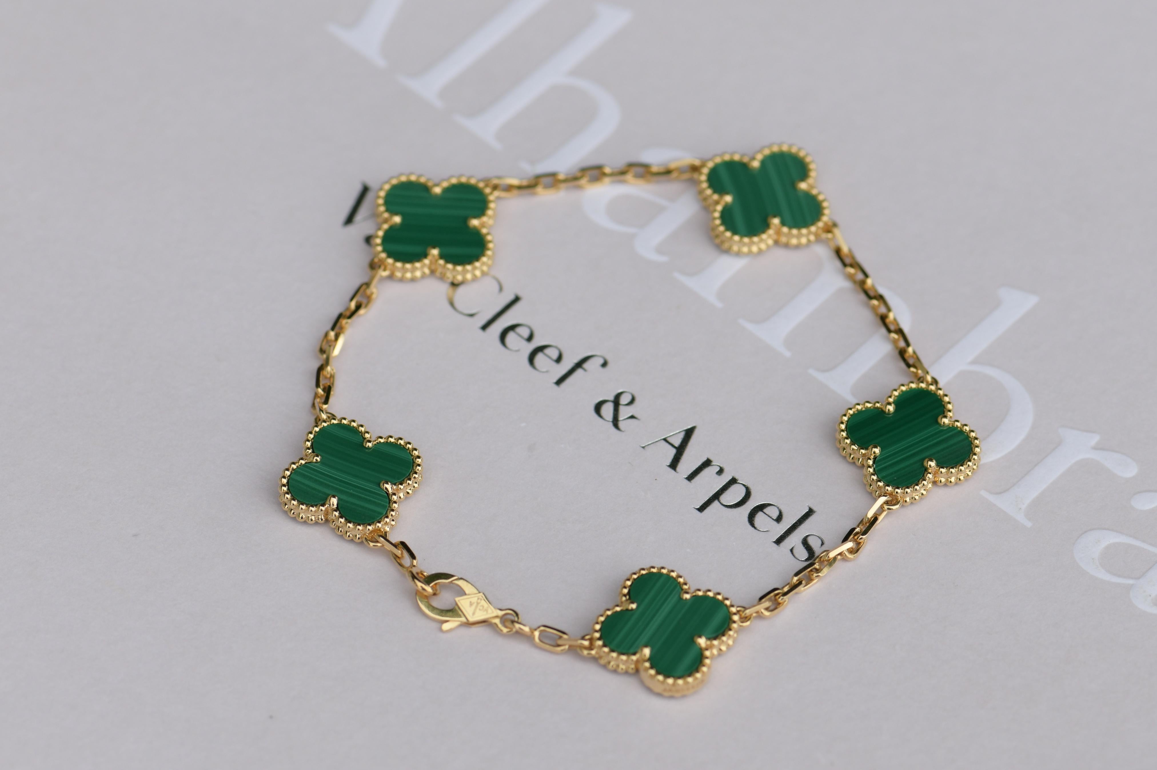 bracelet Alhambra Vintage en or jaune 18k avec 5 motifs en malachite de Van Cleef & Arpels. 
Le pendentif est livré avec une boîte originale VCA. 
Prix de détail : £3850

Chaque pièce que nous vendons est garantie 100% authentique:: en très bon