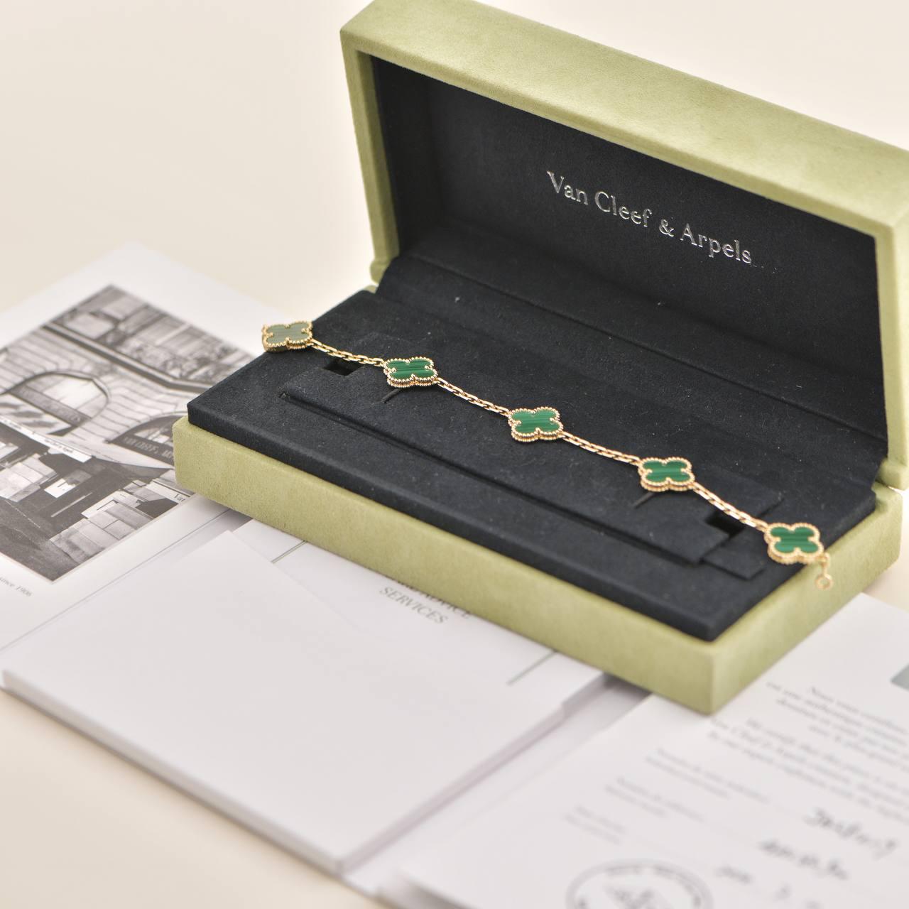 Van Cleef & Arpels 5 Motif Vintage Alhambra Malachite Yellow Gold Bracelet In Excellent Condition In Banbury, GB