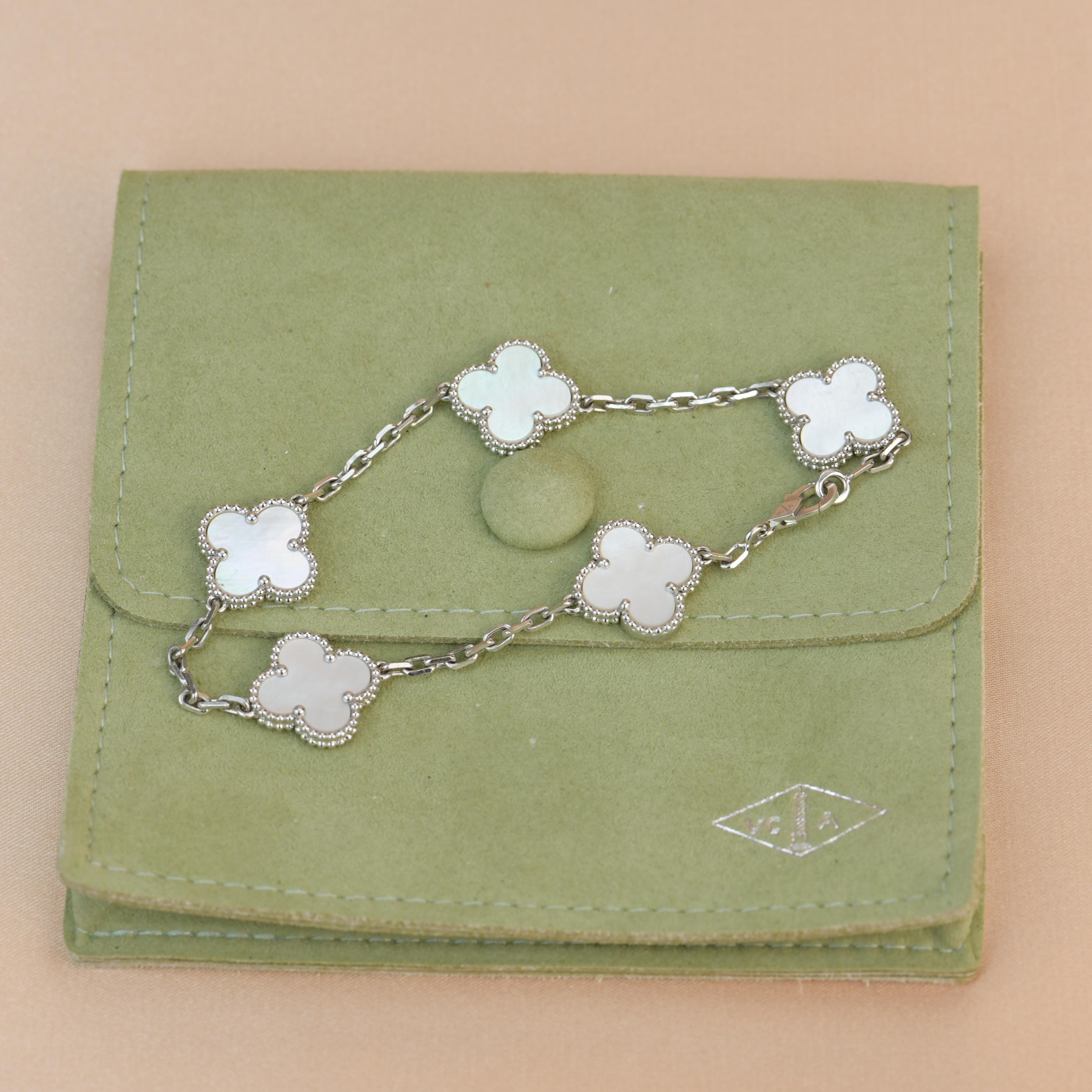 Dandelion Antiques Code	AT-1093
Marke	                                Van Cleef & Arpels  
Modell	                                VCARF48400
Laufende Nr.                                JE******
Datum	                               