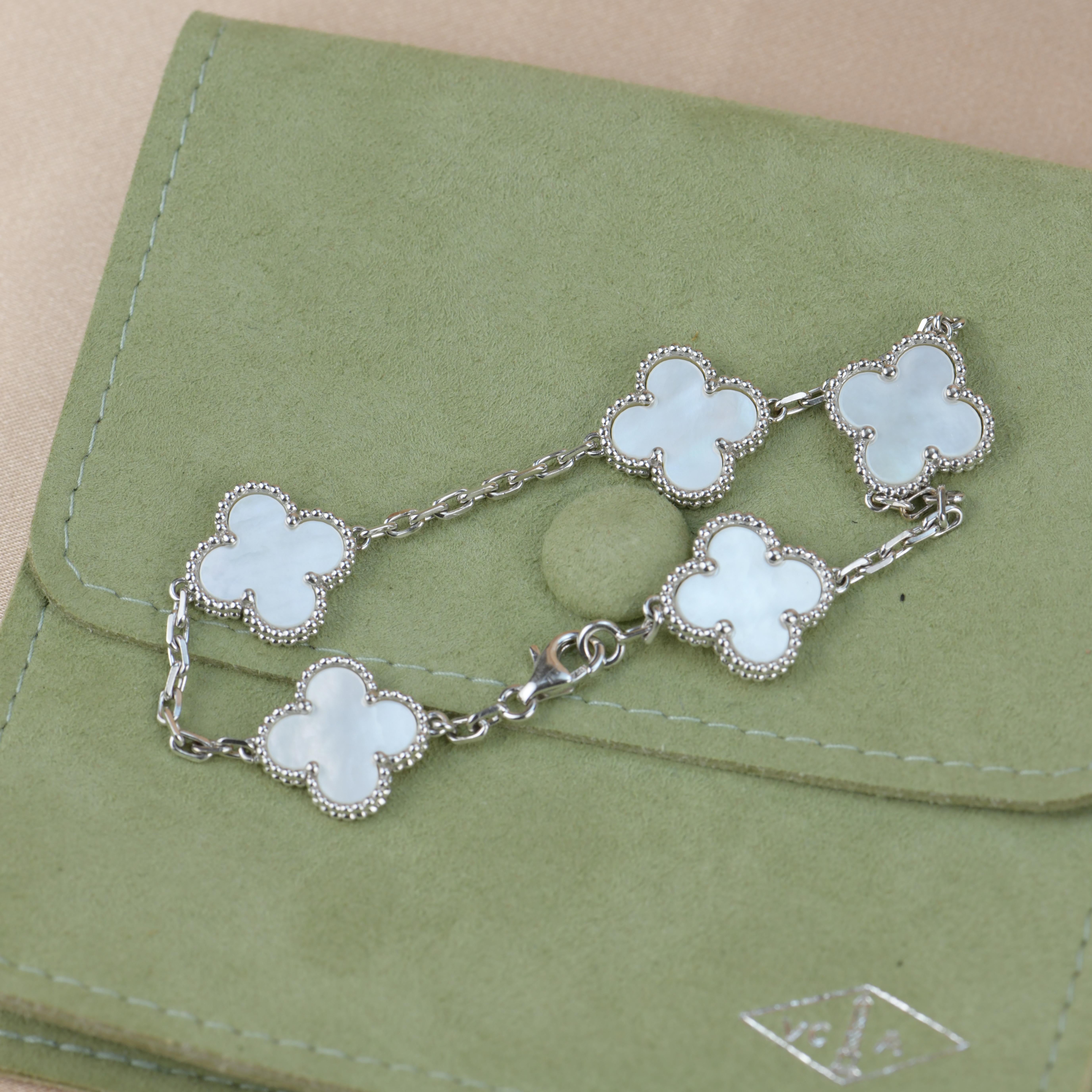 Dandelion Antiques Code	AT-1404
Marke	                                Van Cleef & Arpels  
Modell	                                VCARF48400
Laufende Nr.                                JE******
Datum	                               