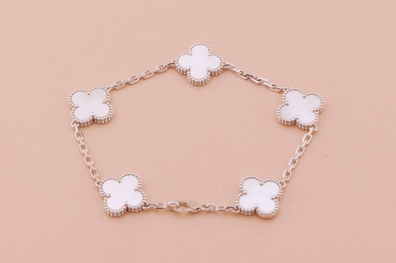 Van Cleef & Arpels Alhambra Perlmutt-Armband aus Weißgold mit 5 Motiven (Ungeschliffen)