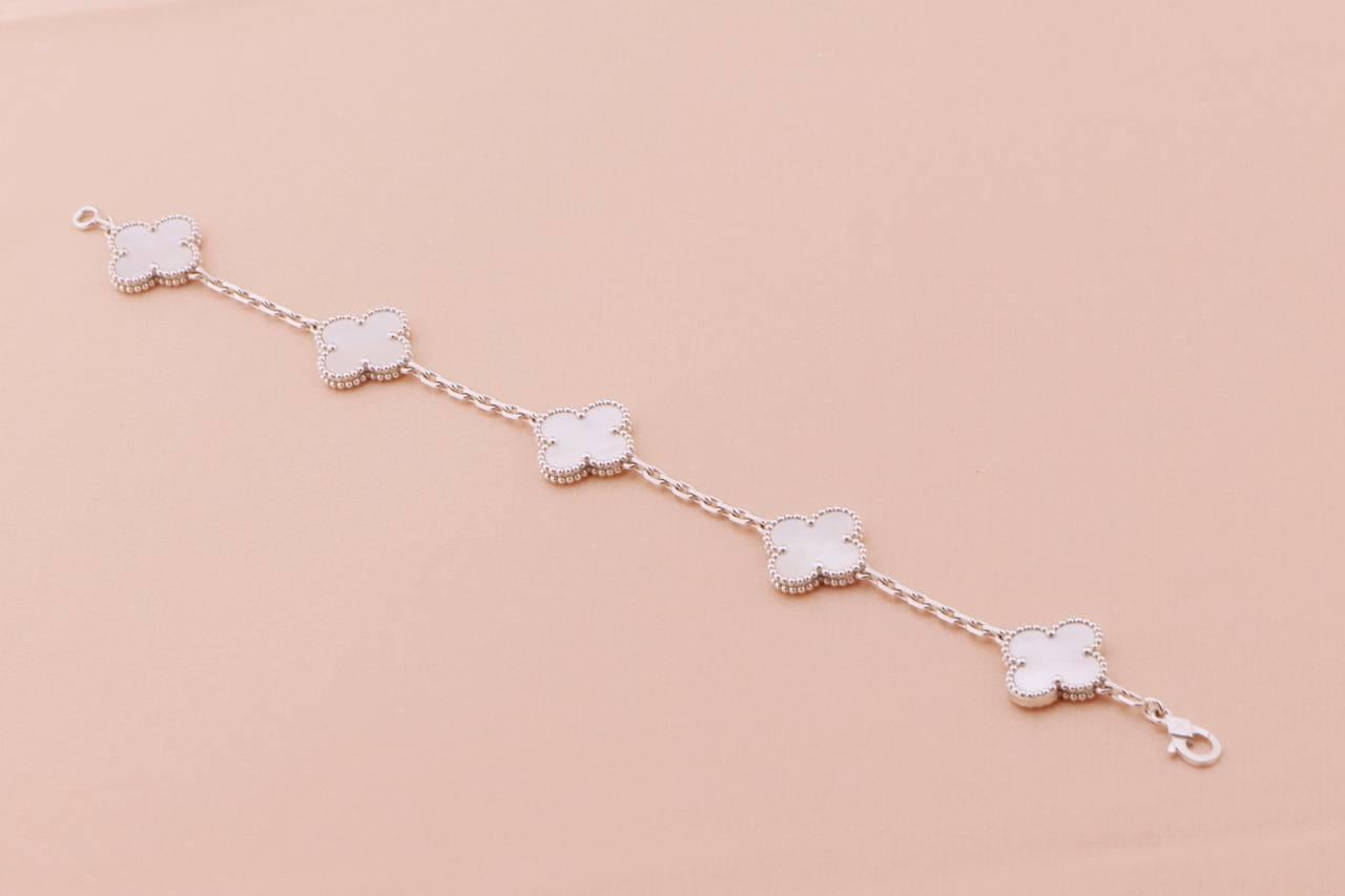 Van Cleef & Arpels Alhambra Perlmutt-Armband aus Weißgold mit 5 Motiven im Zustand „Hervorragend“ in Banbury, GB