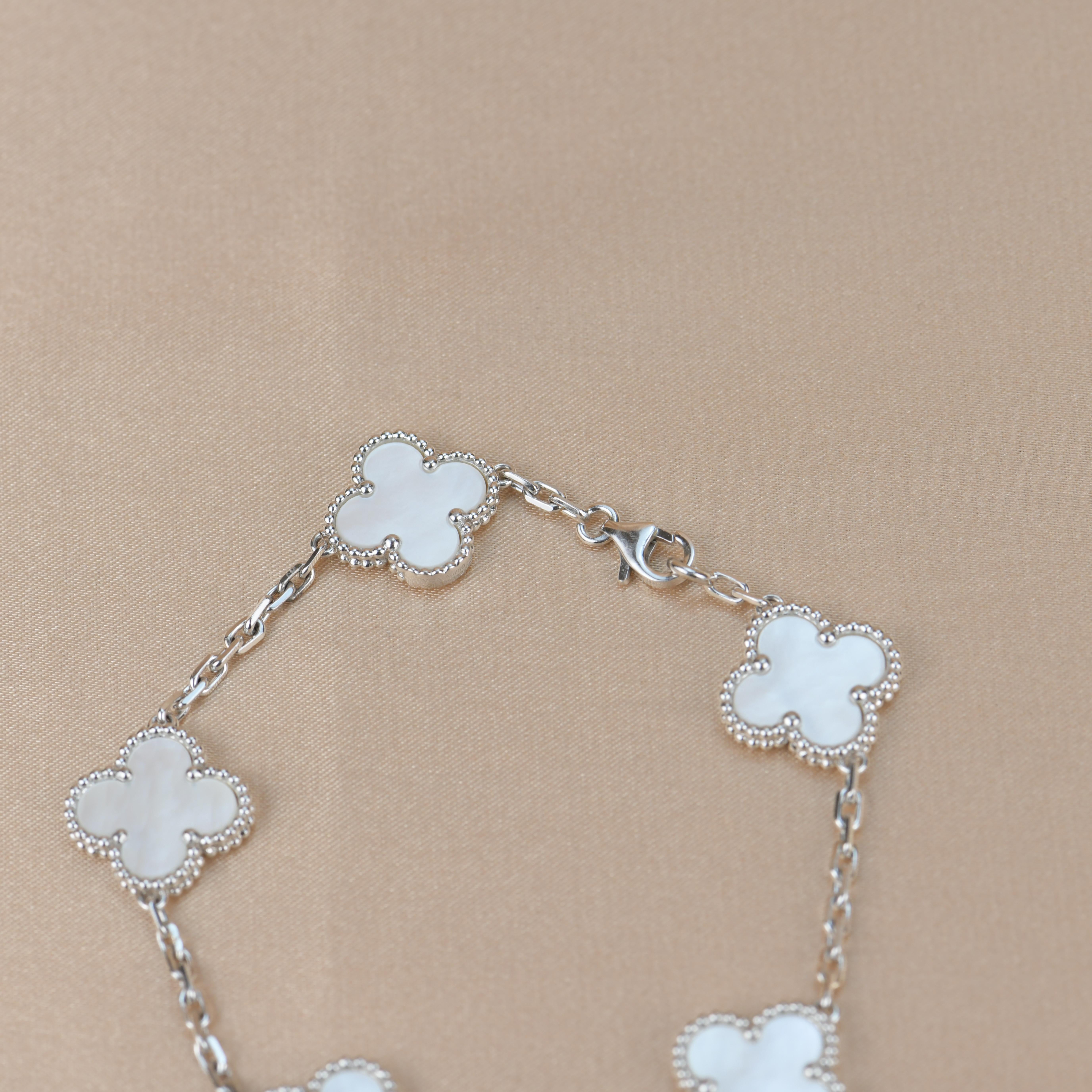 Van Cleef & Arpels Alhambra Perlmutt-Armband aus Weißgold mit 5 Motiven Damen