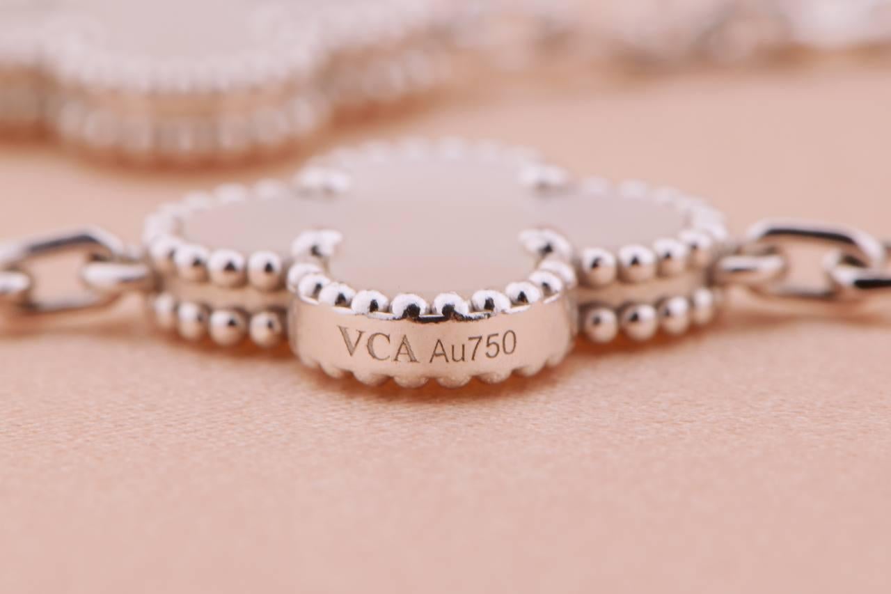 Van Cleef & Arpels Alhambra Perlmutt-Armband aus Weißgold mit 5 Motiven 1