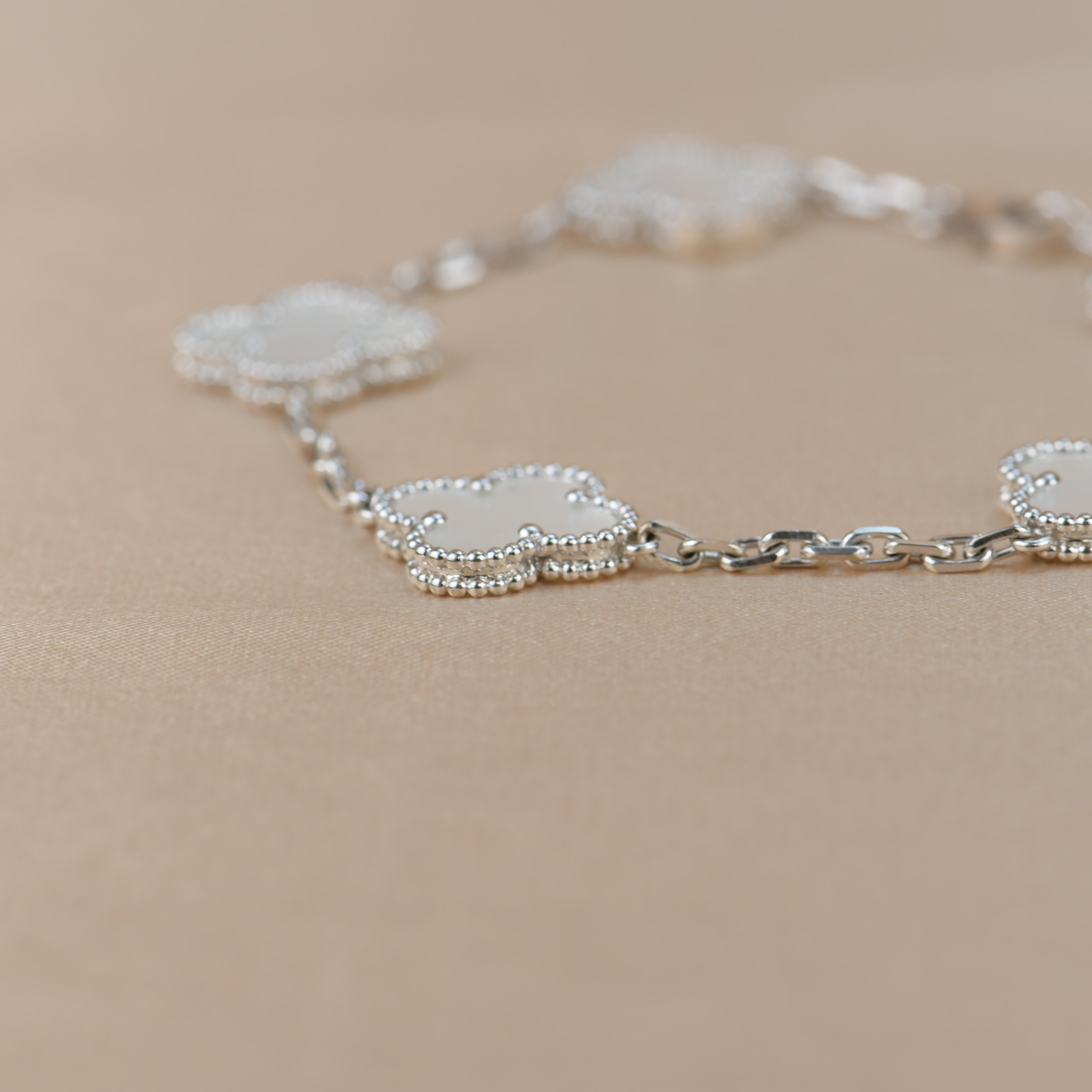 Van Cleef & Arpels Alhambra Perlmutt-Armband aus Weißgold mit 5 Motiven 2
