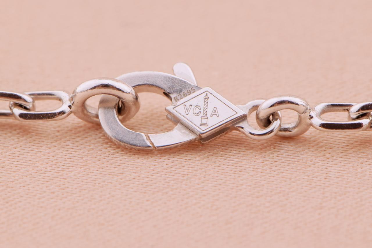 Van Cleef & Arpels Alhambra Perlmutt-Armband aus Weißgold mit 5 Motiven 2