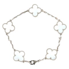 Van Cleef & Arpels Alhambra Perlmutt-Armband aus Weißgold mit 5 Motiven