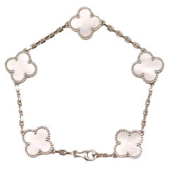 Van Cleef & Arpels Armband mit 5 Vintage Alhambra-Motiven Perlmutt Weißgold