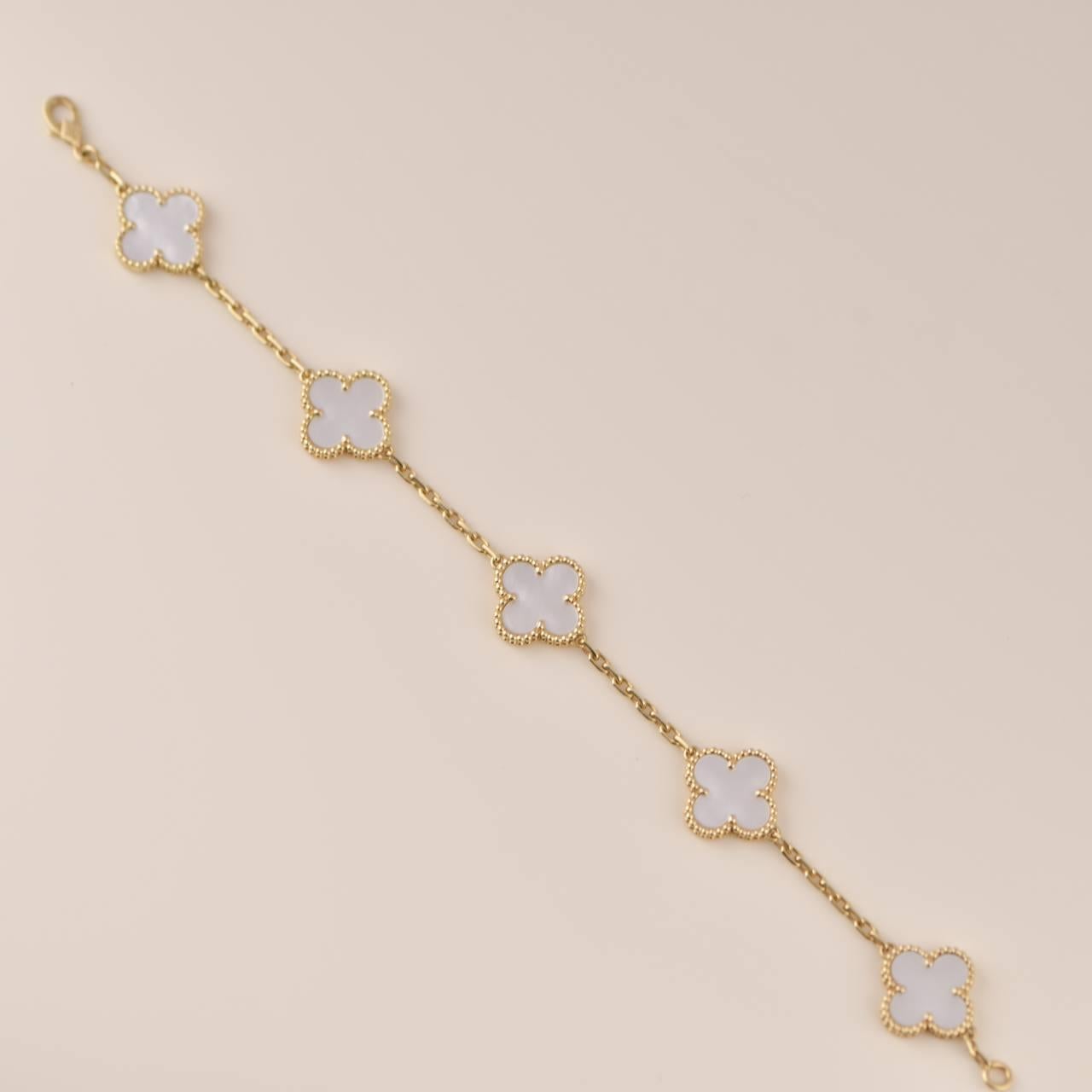 Van Cleef & Arpels Alhambra Perlmutt-Armband aus Gelbgold mit 5 Motiven (Perle)