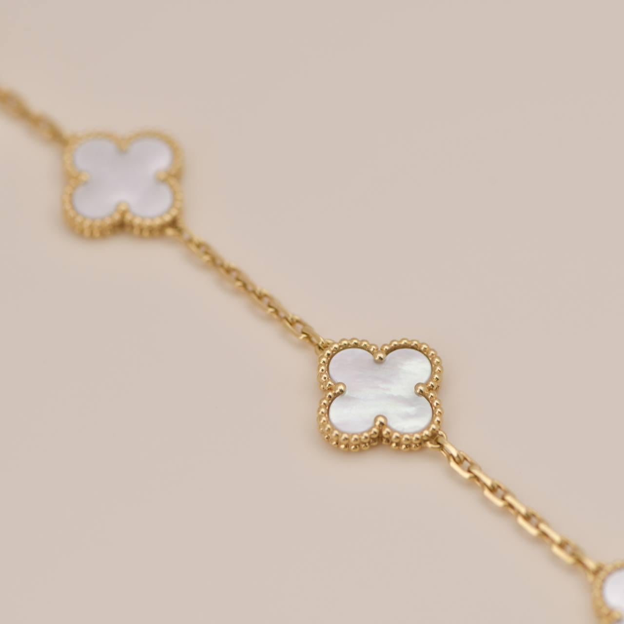 Van Cleef & Arpels Alhambra Perlmutt-Armband aus Gelbgold mit 5 Motiven im Zustand „Hervorragend“ in Banbury, GB