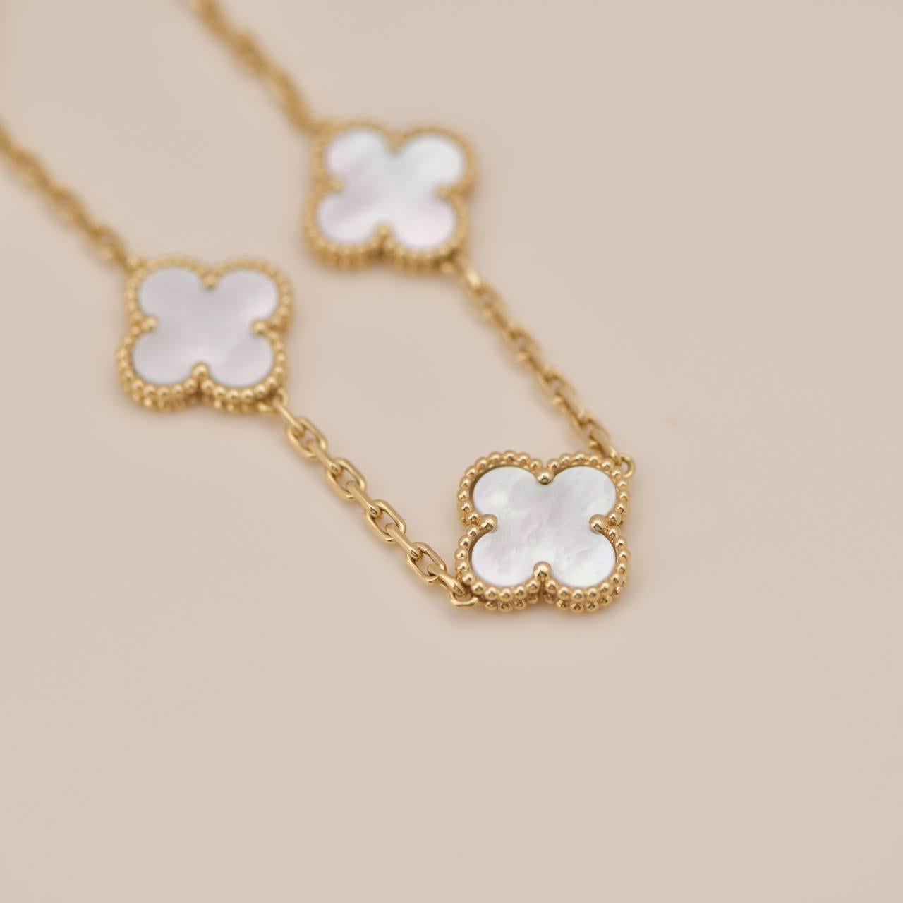 Van Cleef & Arpels Alhambra Perlmutt-Armband aus Gelbgold mit 5 Motiven für Damen oder Herren