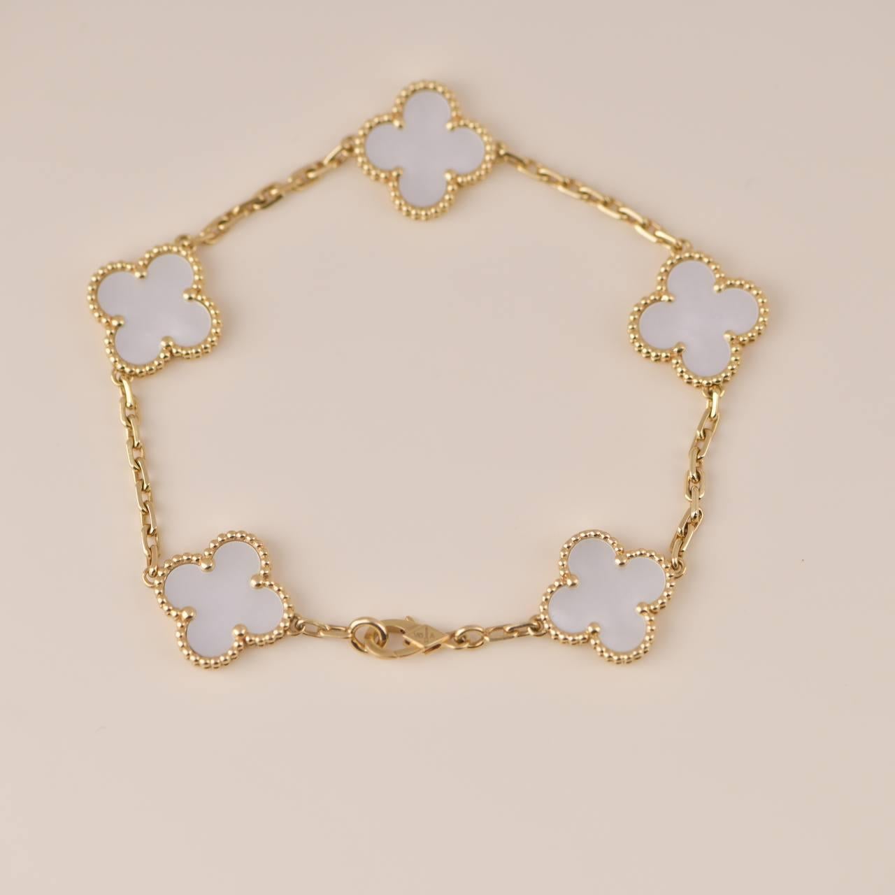 Van Cleef & Arpels Alhambra Perlmutt-Armband aus Gelbgold mit 5 Motiven 3