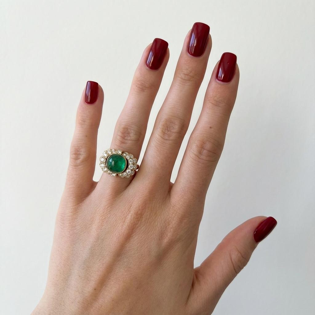 Van Cleef & Arpels 7 Karat Cabochon Smaragd und 3,6 Karat Diamant Ring (Ovalschliff) im Angebot