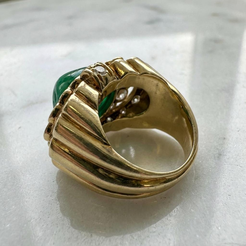 Van Cleef & Arpels 7 Karat Cabochon Smaragd und 3,6 Karat Diamant Ring im Zustand „Hervorragend“ im Angebot in Chicago, IL