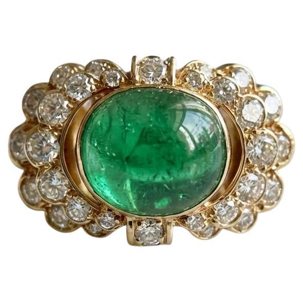 Van Cleef
Arpels 7 Karat Cabochon Smaragd und 3,6 Karat Diamant Ring