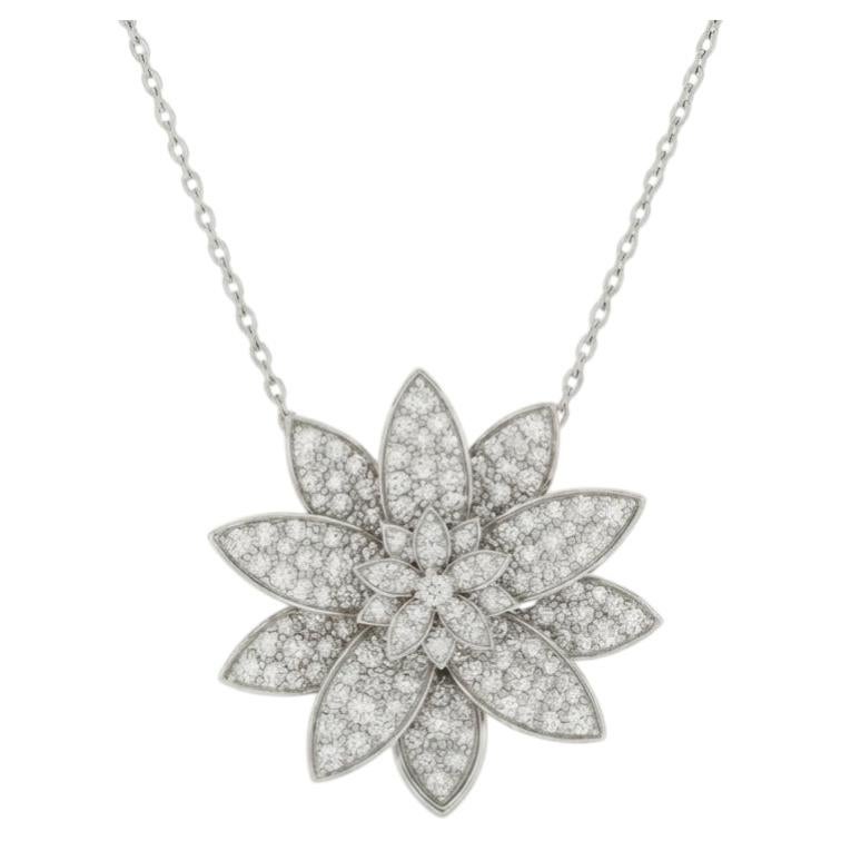 Collana con ciondolo a forma di fiore di loto con diamante da 7 carati di Van Cleef & Arpels, in oro 18 carati