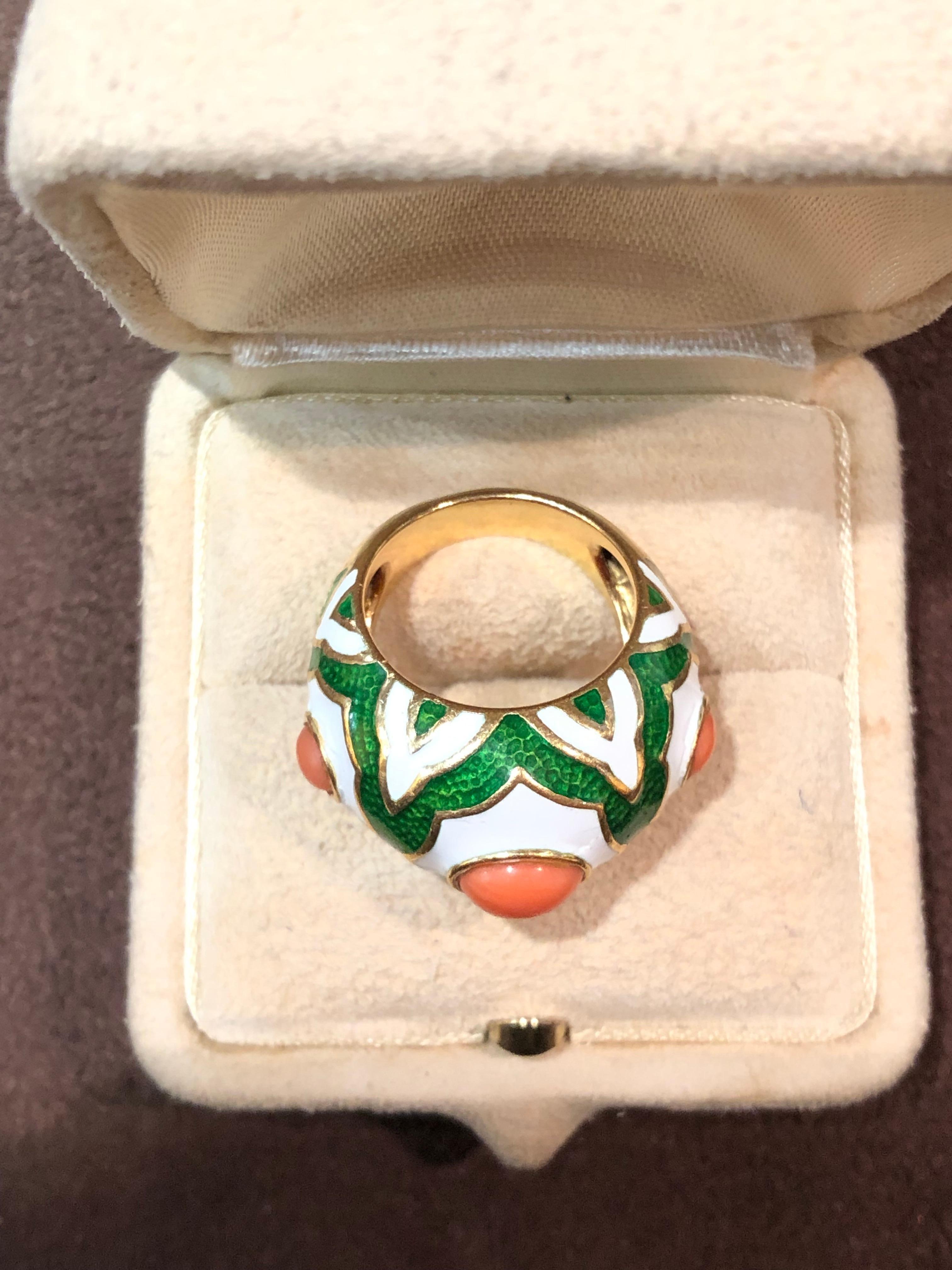 VAN CLEEF & ARPELS ring in yellow gold set with white enamel, green enamel and three coral cabochon cut. 
Made in the 70'
Signed and numbers.
15,95 grams. 
Comes with original Van Cleef & Arpels box. 