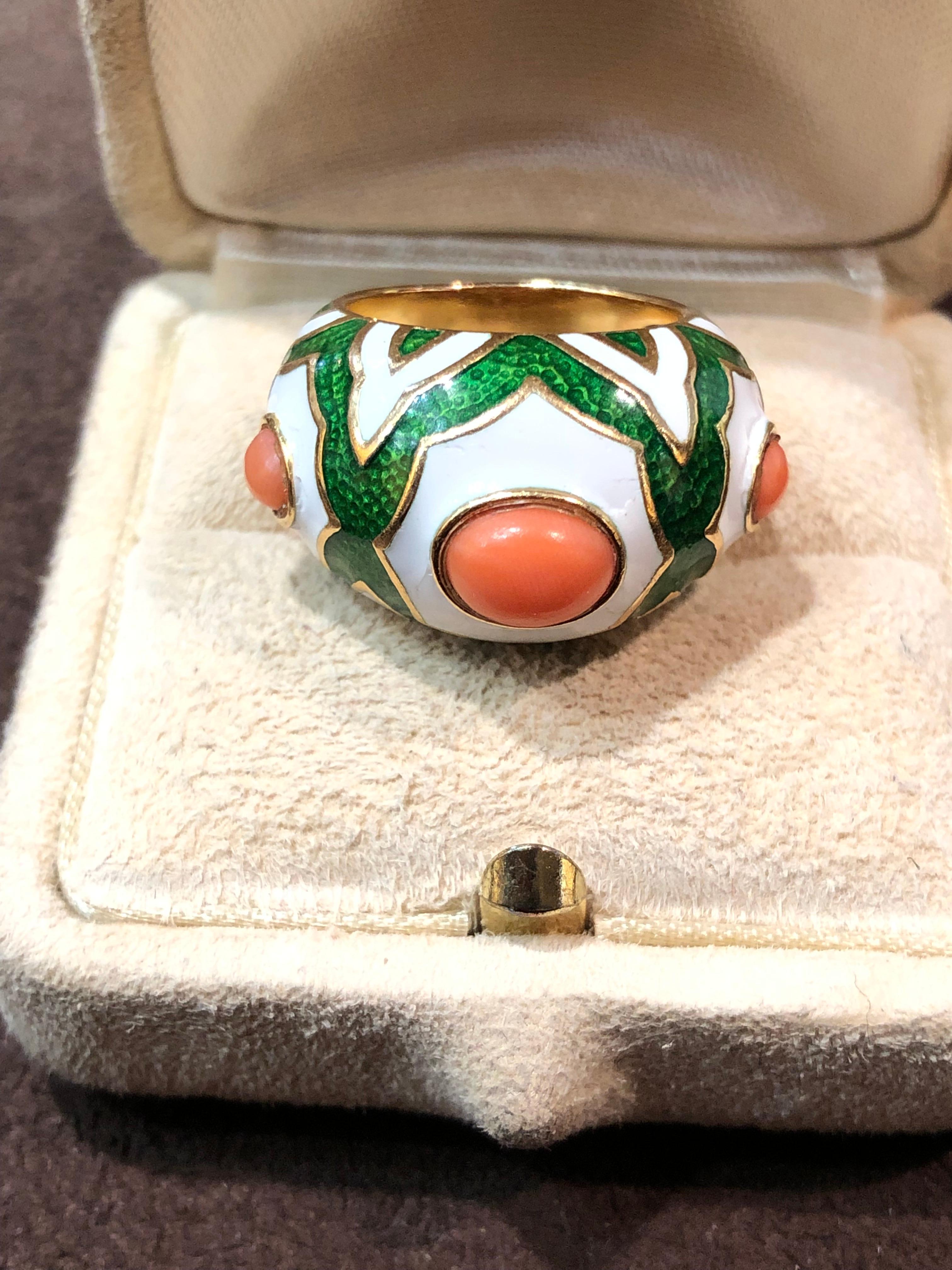 Van Cleef & Arpels 1970 Coral and Enamel Ring In Good Condition In Monte Carlo, MC