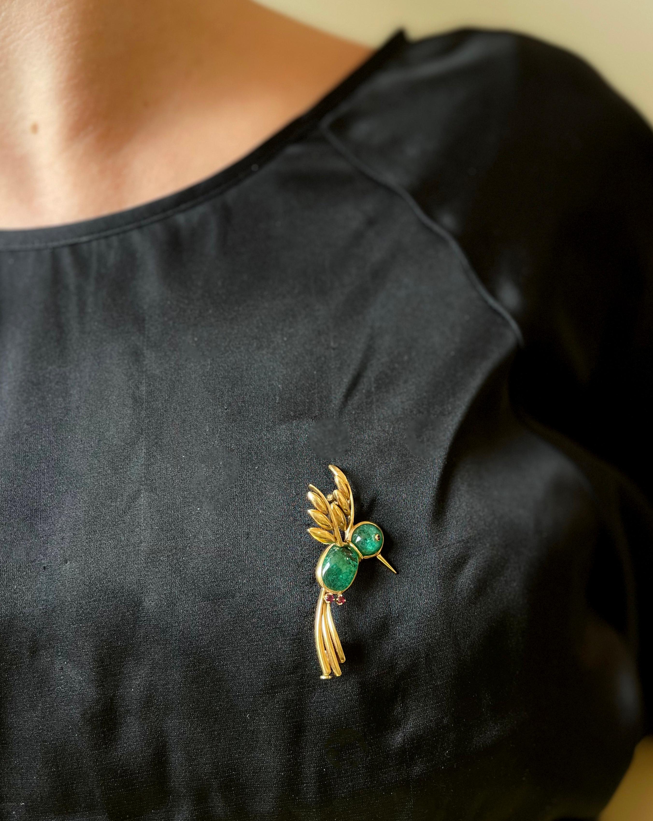 Van Cleef & Arpels Adorable Gold Emerald Ruby Hummingbird Brooch In Excellent Condition For Sale In New York, NY