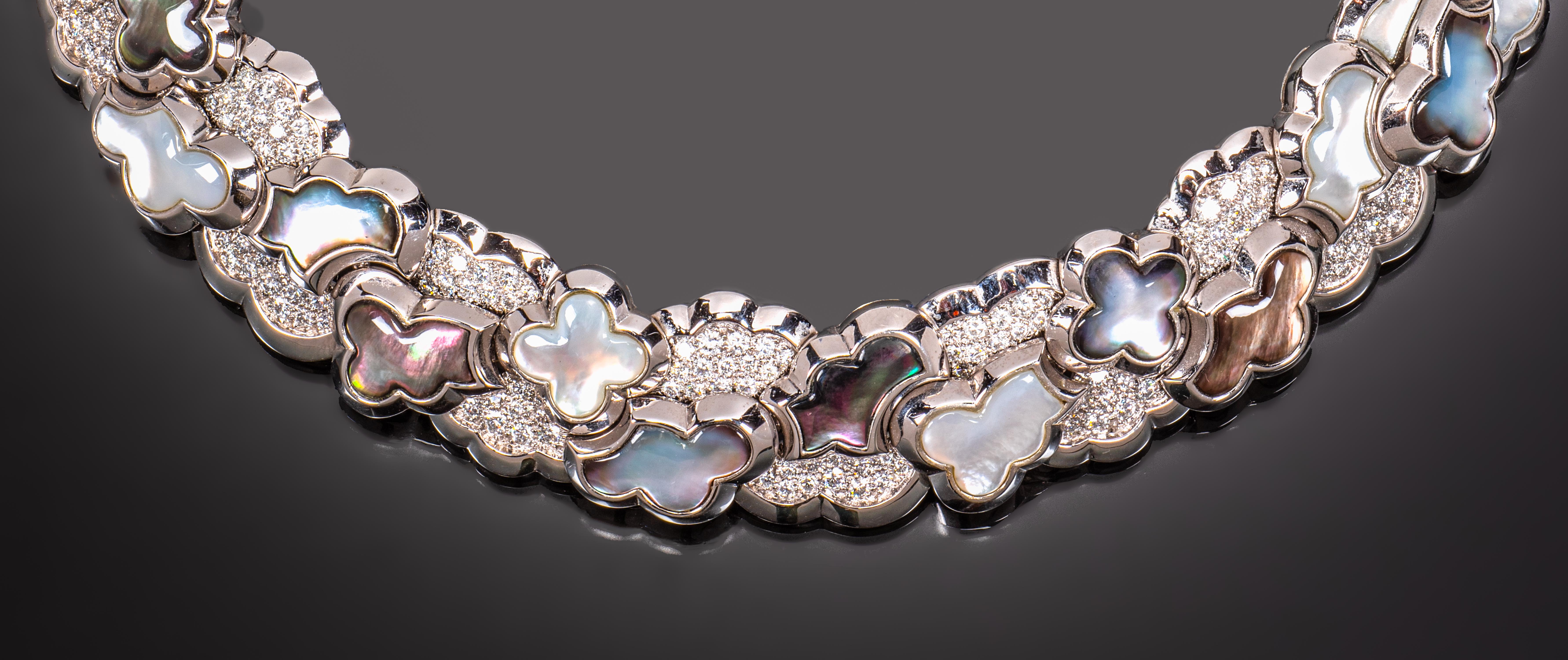 Van Cleef & Arpels Alahambra Mother of pearl, Diamond Necklace im Zustand „Gut“ in Weston, MA
