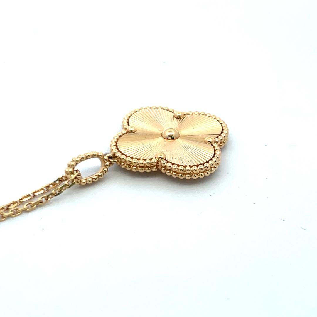 Van Cleef & Arpels Alhambra 18 Karat Yellow Gold Pendant Necklace with Cert en vente 6