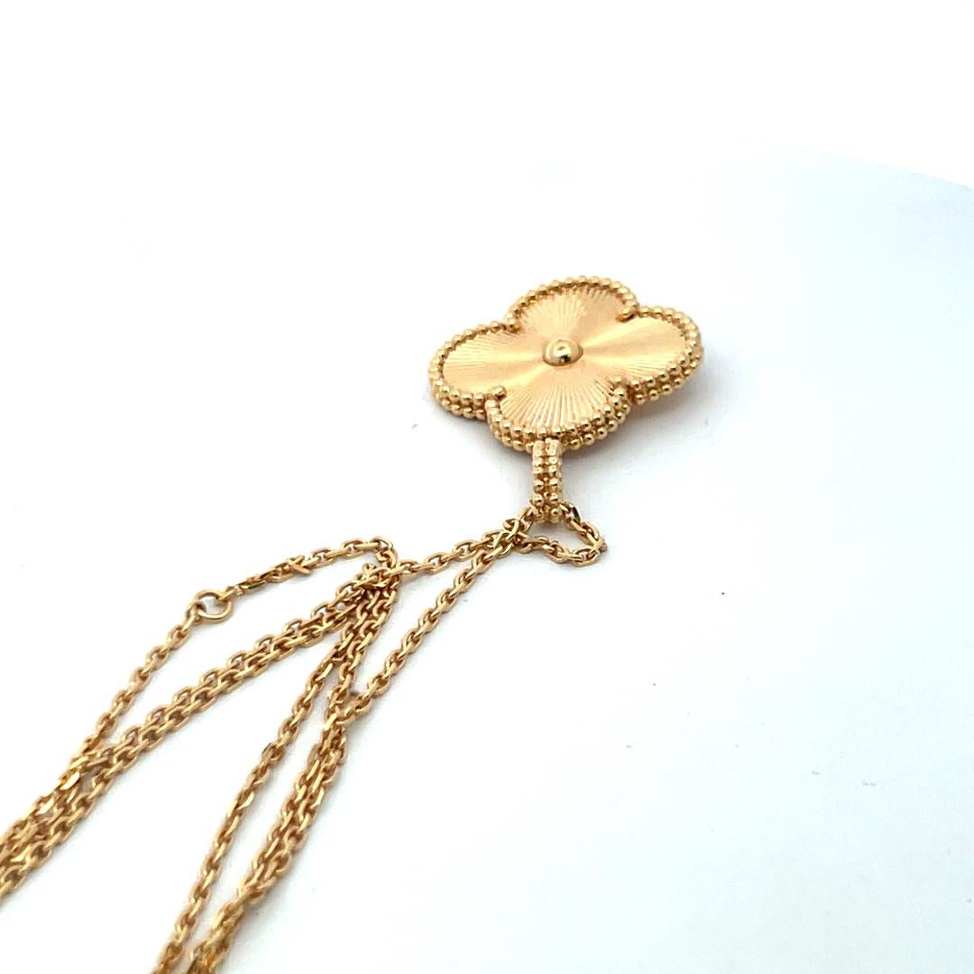 Van Cleef & Arpels Alhambra 18 Karat Yellow Gold Pendant Necklace with Cert en vente 8