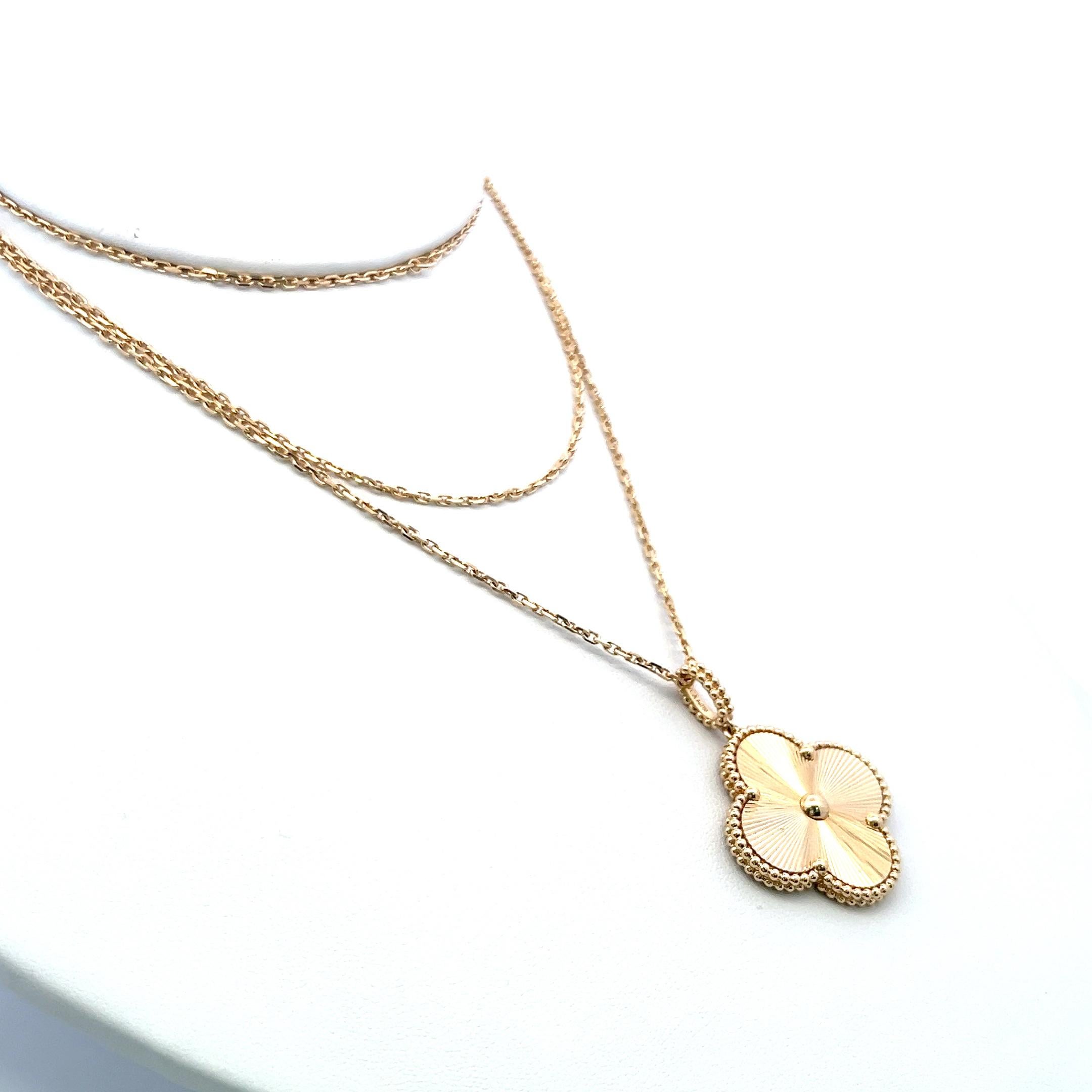 Van Cleef & Arpels Alhambra 18 Karat Yellow Gold Pendant Necklace with Cert Bon état - En vente à New York, NY