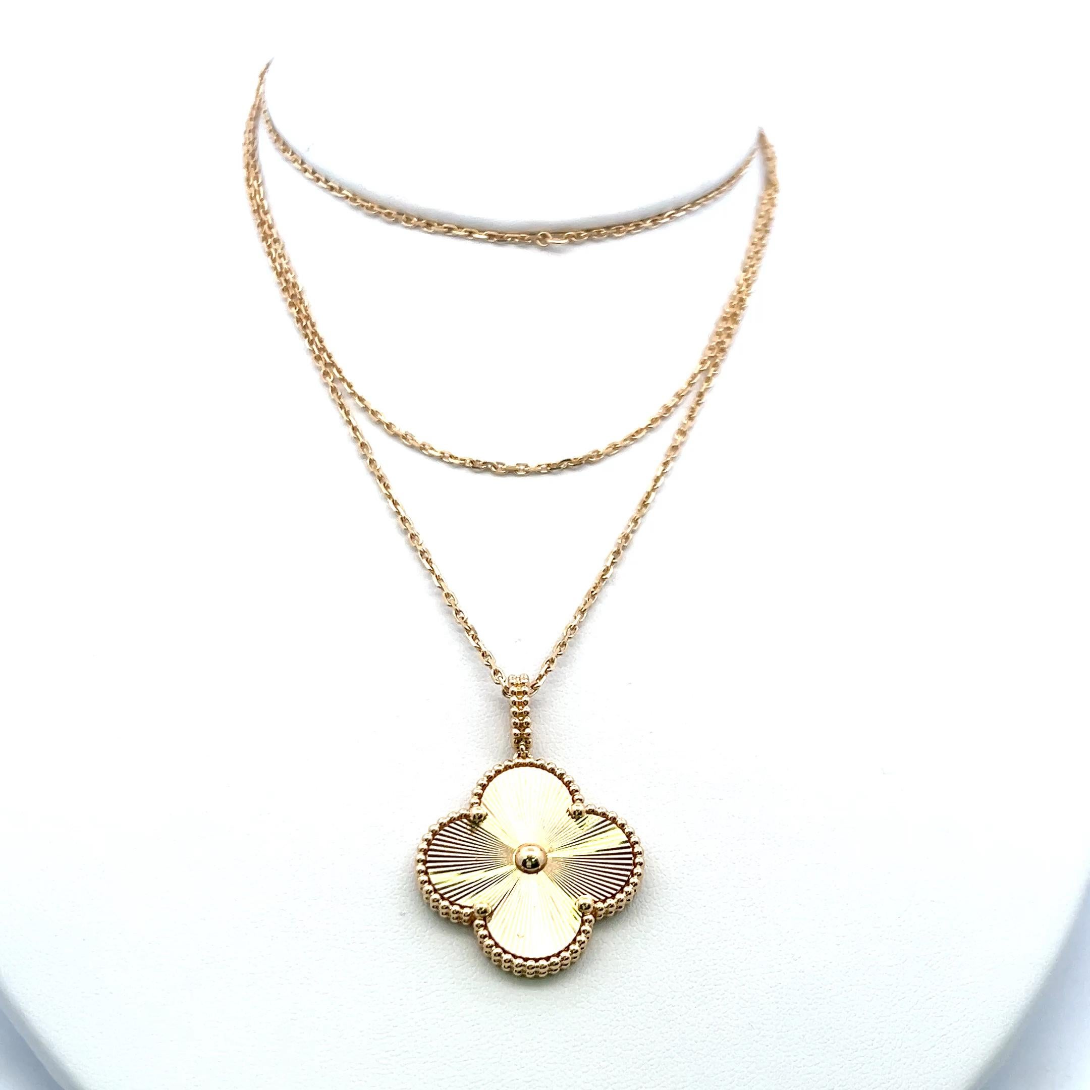 Van Cleef & Arpels Alhambra 18 Karat Yellow Gold Pendant Necklace with Cert Pour femmes en vente