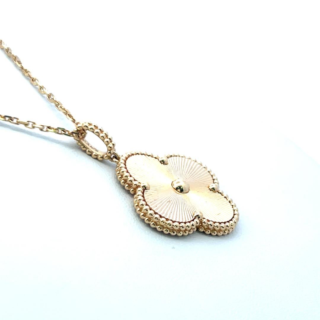 Van Cleef & Arpels Alhambra 18 Karat Yellow Gold Pendant Necklace with Cert en vente 2