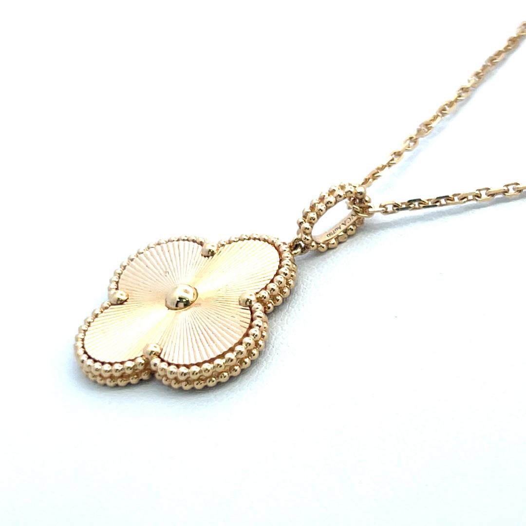 Van Cleef & Arpels Alhambra 18 Karat Yellow Gold Pendant Necklace with Cert en vente 3