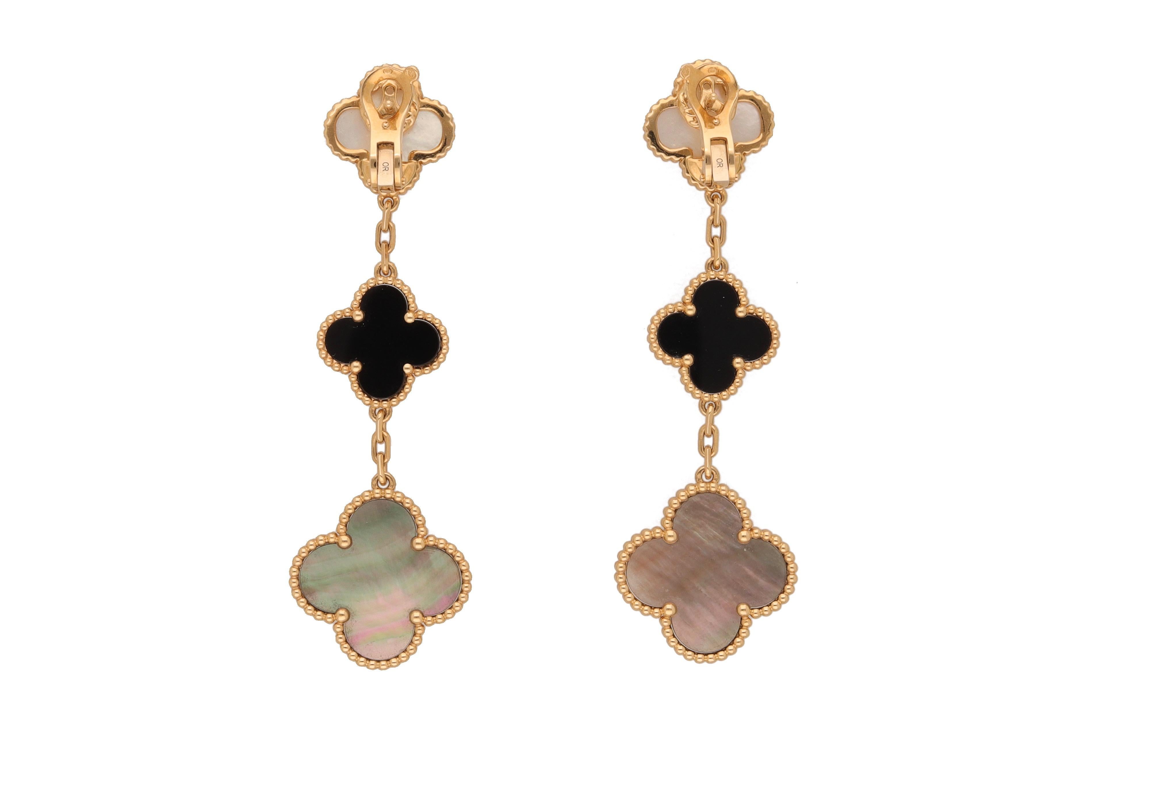 18 kt. yellow gold earrings signed by Van Cleef & Arpels.
This icon pair of earrings is designed with 3 flowers made of white and grey mother of pearl and onyx.
Comes with the original box.
2010 ca.
The length is 6,8 cm.