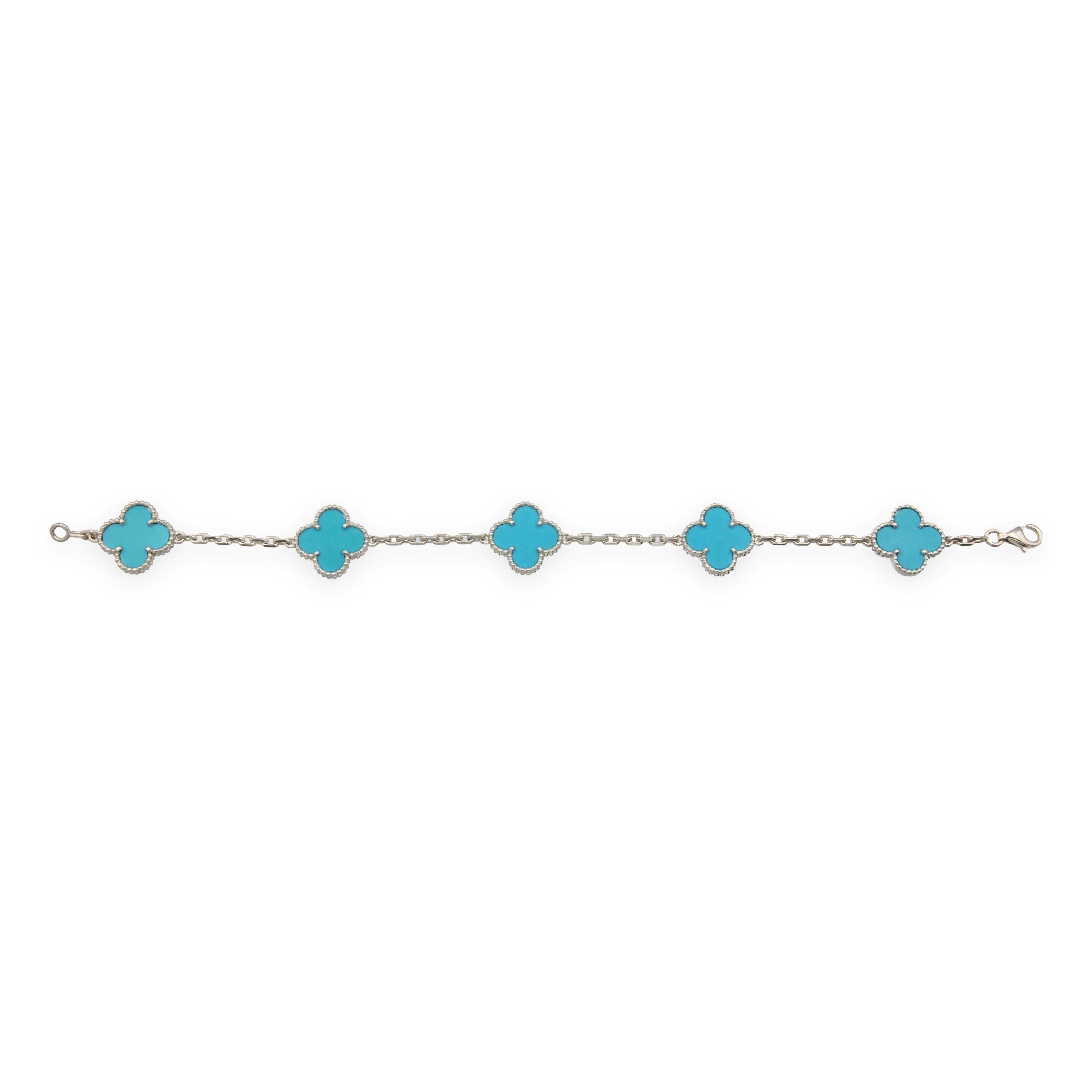 Ce bracelet Van Cleef & Arpels présente cinq motifs de trèfle Alhambra en turquoise vibrante, sertis en or blanc 18 carats. Le bracelet mesure 7,75 pouces de long et est finement travaillé avec un fermoir sécurisé et une articulation gracieuse entre