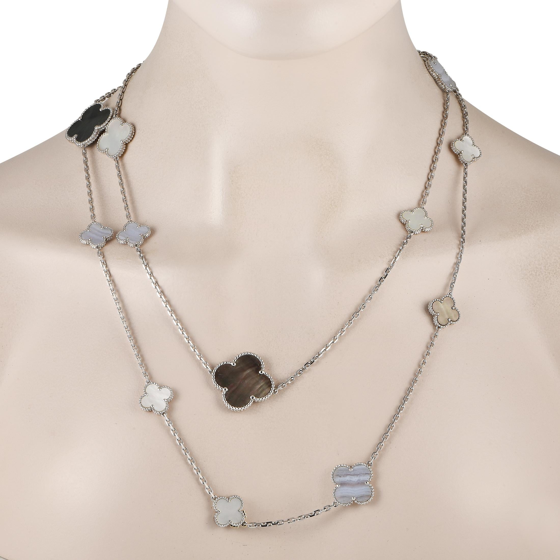 Diese lange Halskette von Van Cleef & Arpels ist der ideale Begleiter, wenn Sie Ihren Looks das gewisse Etwas verleihen möchten. Die 48 cm lange Halskette aus Weißgold ist mit 16 perlenbesetzten Alhambra-Motiven mit Chalzedon und Perlmutt-Intarsien