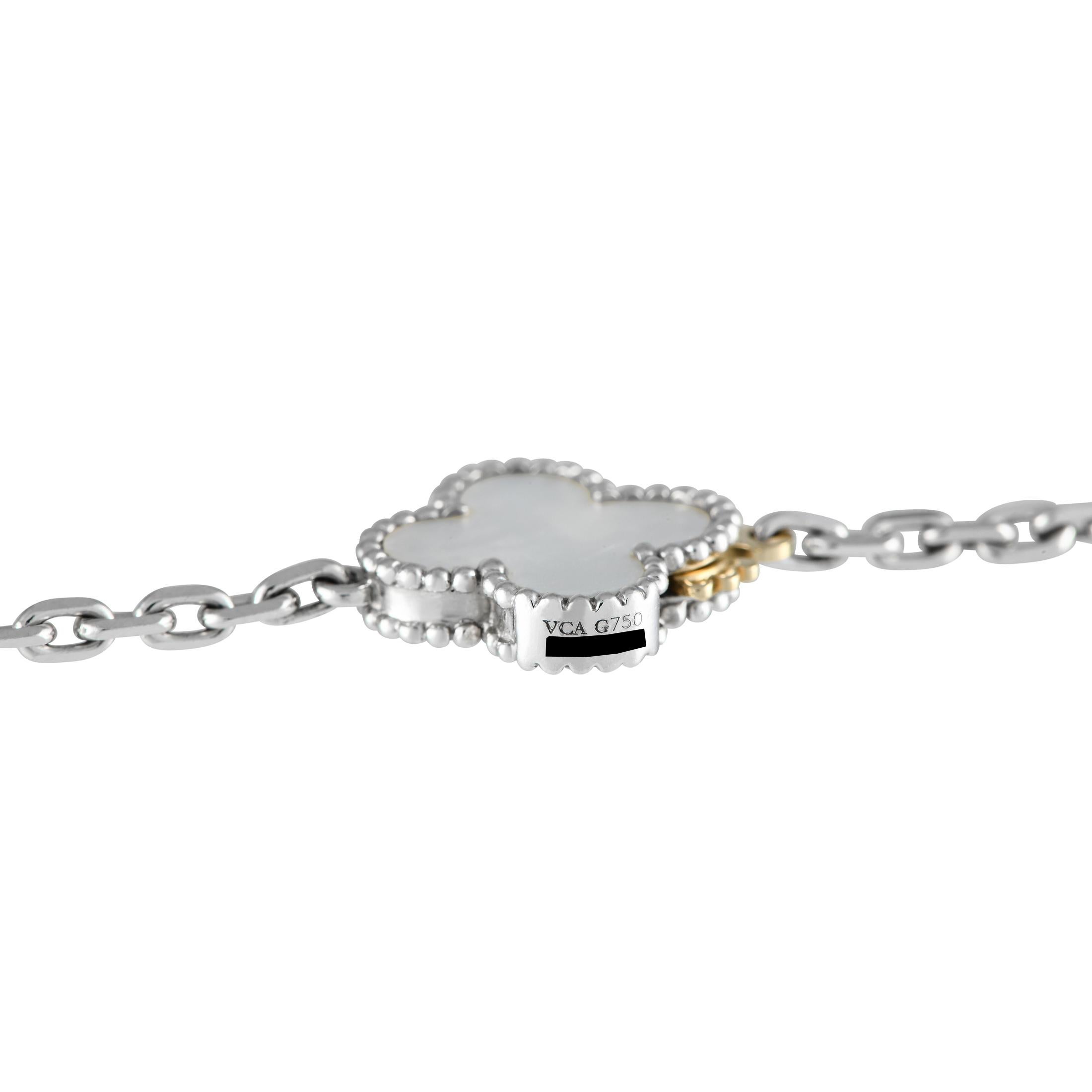 Van Cleef & Arpels Alhambra Halskette aus 18 Karat Weißgold mit Chalcedon und Perlmutt und Perlmutt im Zustand „Hervorragend“ in Southampton, PA